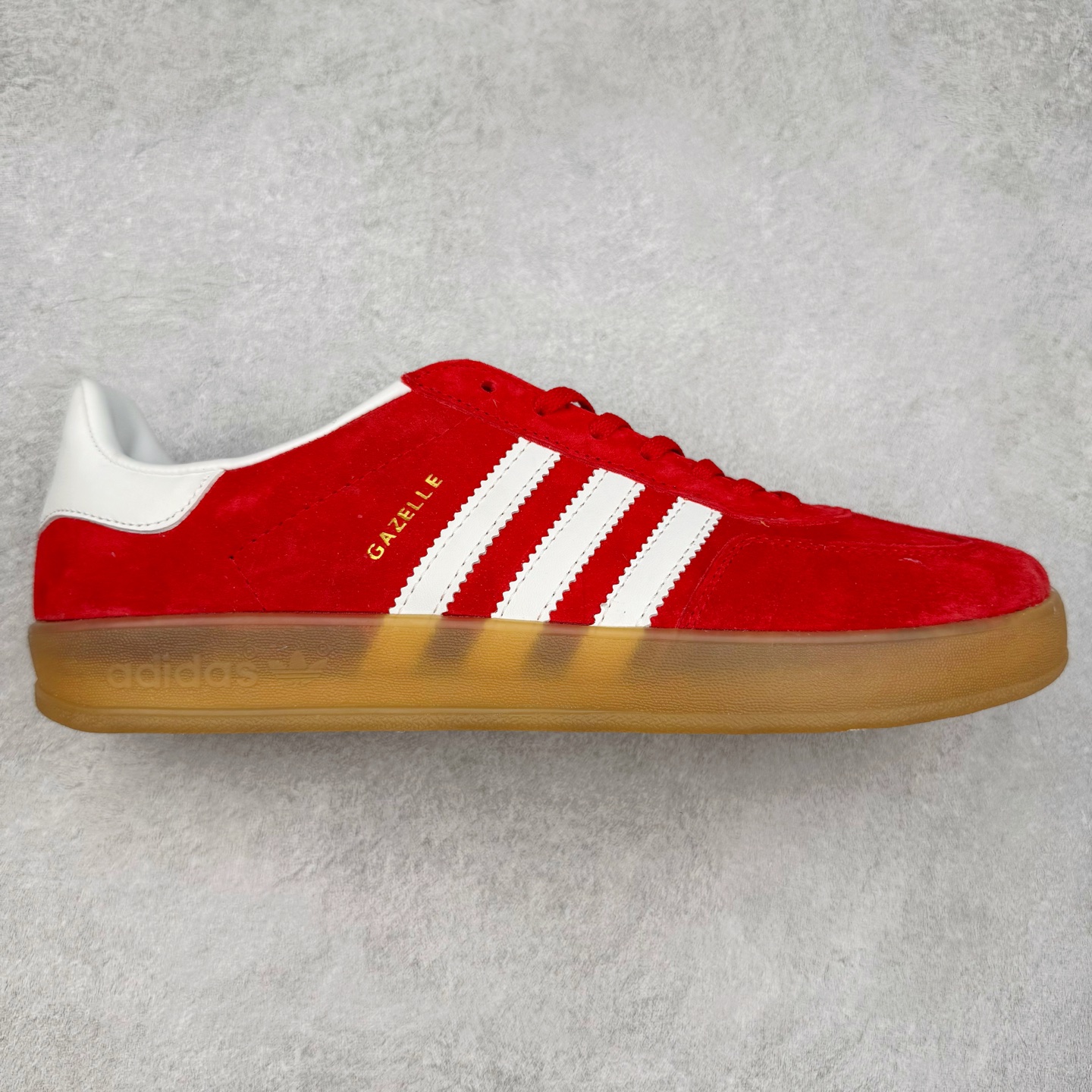 图片[2]-＃福利特价 AD Original Gazelle Indoor Trainers 瞪羚室内鞋系列低帮复古百搭休闲运动德训风板鞋 高端零售特供批次 原厂定制长毛翻毛皮组合环保纤维革鞋面材质 内置环保海玻璃鞋垫 外置RB橡胶大底 产品品控稳定性领先行业 原厂全套原楦原纸板冲刀磨具开发 原厂皮料加持 原厂港宝加持定型后跟R度完美 将复古进行到底 简约流畅 三十年不变经典 这款Gazelle运动鞋 无论面料、配色、质感或设计 都只在重现其1991年原款的经典 皮革鞋面 撞色三条纹和鞋跟标的设计 力求呈现90年代的经典复古风潮 Samba火热的同时 也带动了其它的复古鞋型 Gazelle便是其中一只 Gazelle Indoor拥有包边更宽的T字型鞋头 更好的保护运动员的前掌 浓浓的复古氛围感 非常适合现在流行的Cleanfit风格 尺码：36 36⅔ 37⅓ 38 38⅔ 39⅓ 40 40⅔ 41⅓ 42 42⅔ 43⅓ 44 44⅔ 45-选品中心