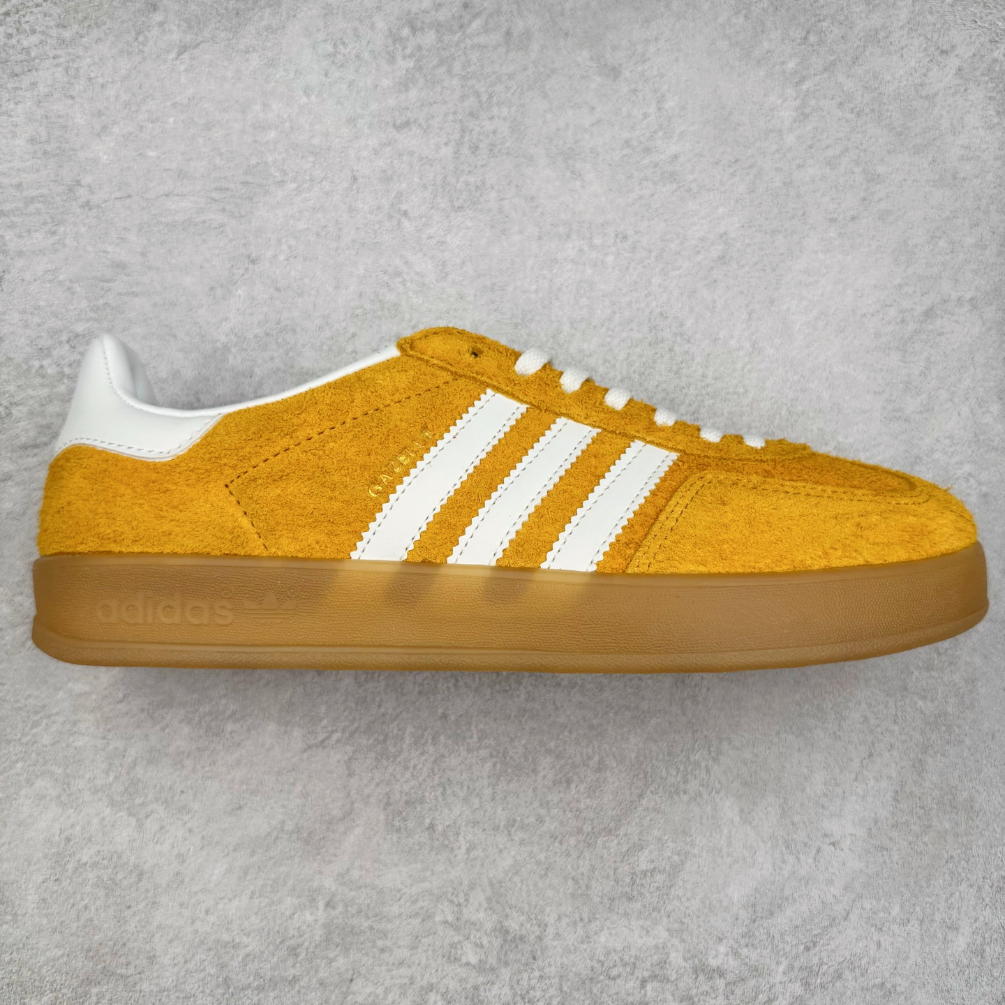 图片[5]-＃福利特价 AD Original Gazelle Indoor Trainers 瞪羚室内鞋系列低帮复古百搭休闲运动德训风板鞋 高端零售特供批次 原厂定制长毛翻毛皮组合环保纤维革鞋面材质 内置环保海玻璃鞋垫 外置RB橡胶大底 产品品控稳定性领先行业 原厂全套原楦原纸板冲刀磨具开发 原厂皮料加持 原厂港宝加持定型后跟R度完美 将复古进行到底 简约流畅 三十年不变经典 这款Gazelle运动鞋 无论面料、配色、质感或设计 都只在重现其1991年原款的经典 皮革鞋面 撞色三条纹和鞋跟标的设计 力求呈现90年代的经典复古风潮 Samba火热的同时 也带动了其它的复古鞋型 Gazelle便是其中一只 Gazelle Indoor拥有包边更宽的T字型鞋头 更好的保护运动员的前掌 浓浓的复古氛围感 非常适合现在流行的Cleanfit风格 尺码：36 36⅔ 37⅓ 38 38⅔ 39⅓ 40 40⅔ 41⅓ 42 42⅔ 43⅓ 44 44⅔ 45-选品中心
