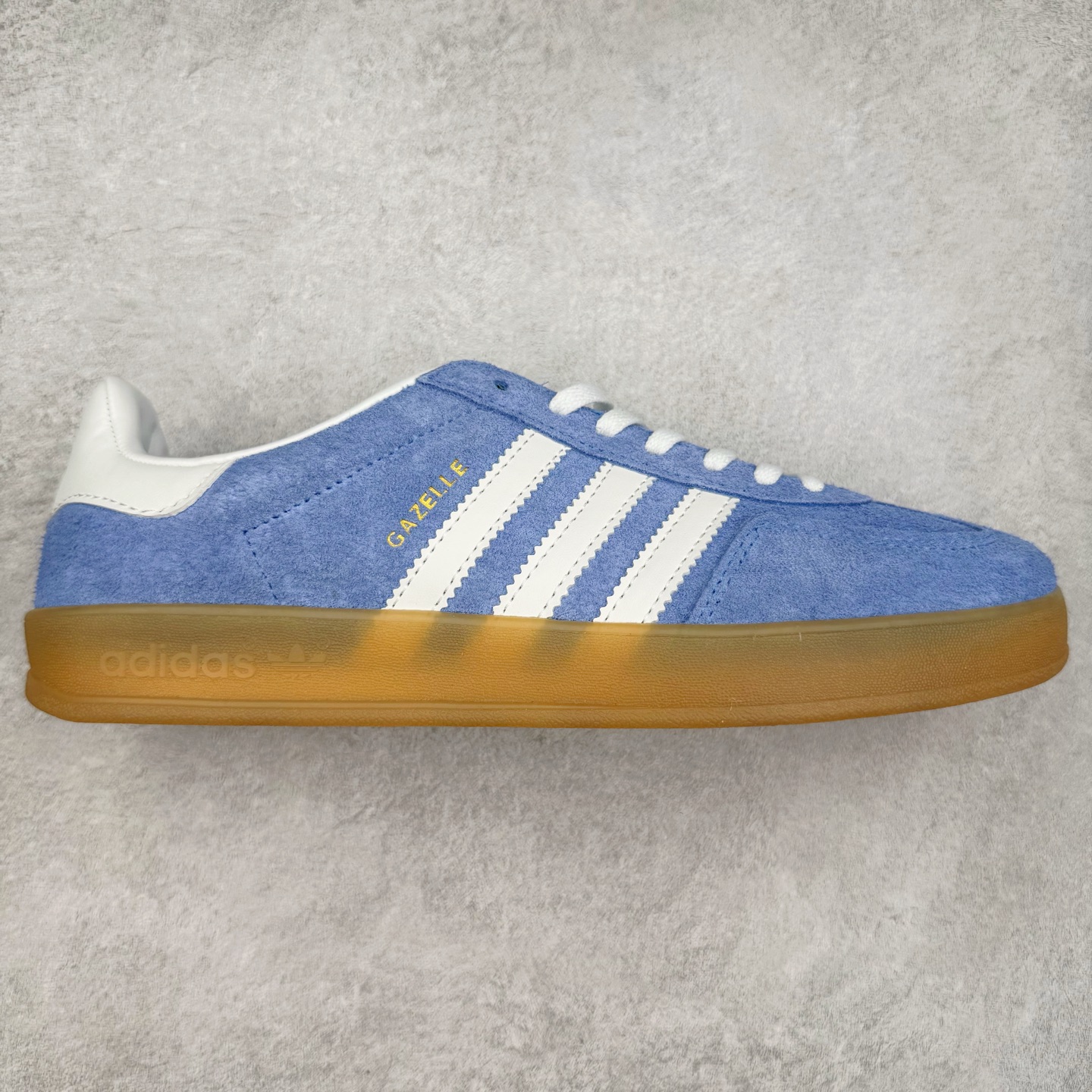 ＃福利特价 AD Original Gazelle Indoor Trainers 瞪羚室内鞋系列低帮复古百搭休闲运动德训风板鞋 高端零售特供批次 原厂定制长毛翻毛皮组合环保纤维革鞋面材质 内置环保海玻璃鞋垫 外置RB橡胶大底 产品品控稳定性领先行业 原厂全套原楦原纸板冲刀磨具开发 原厂皮料加持 原厂港宝加持定型后跟R度完美 将复古进行到底 简约流畅 三十年不变经典 这款Gazelle运动鞋 无论面料、配色、质感或设计 都只在重现其1991年原款的经典 皮革鞋面 撞色三条纹和鞋跟标的设计 力求呈现90年代的经典复古风潮 Samba火热的同时 也带动了其它的复古鞋型 Gazelle便是其中一只 Gazelle Indoor拥有包边更宽的T字型鞋头 更好的保护运动员的前掌 浓浓的复古氛围感 非常适合现在流行的Cleanfit风格 尺码：36 36⅔ 37⅓ 38 38⅔ 39⅓ 40 40⅔ 41⅓ 42 42⅔ 43⅓ 44 44⅔ 45-选品中心