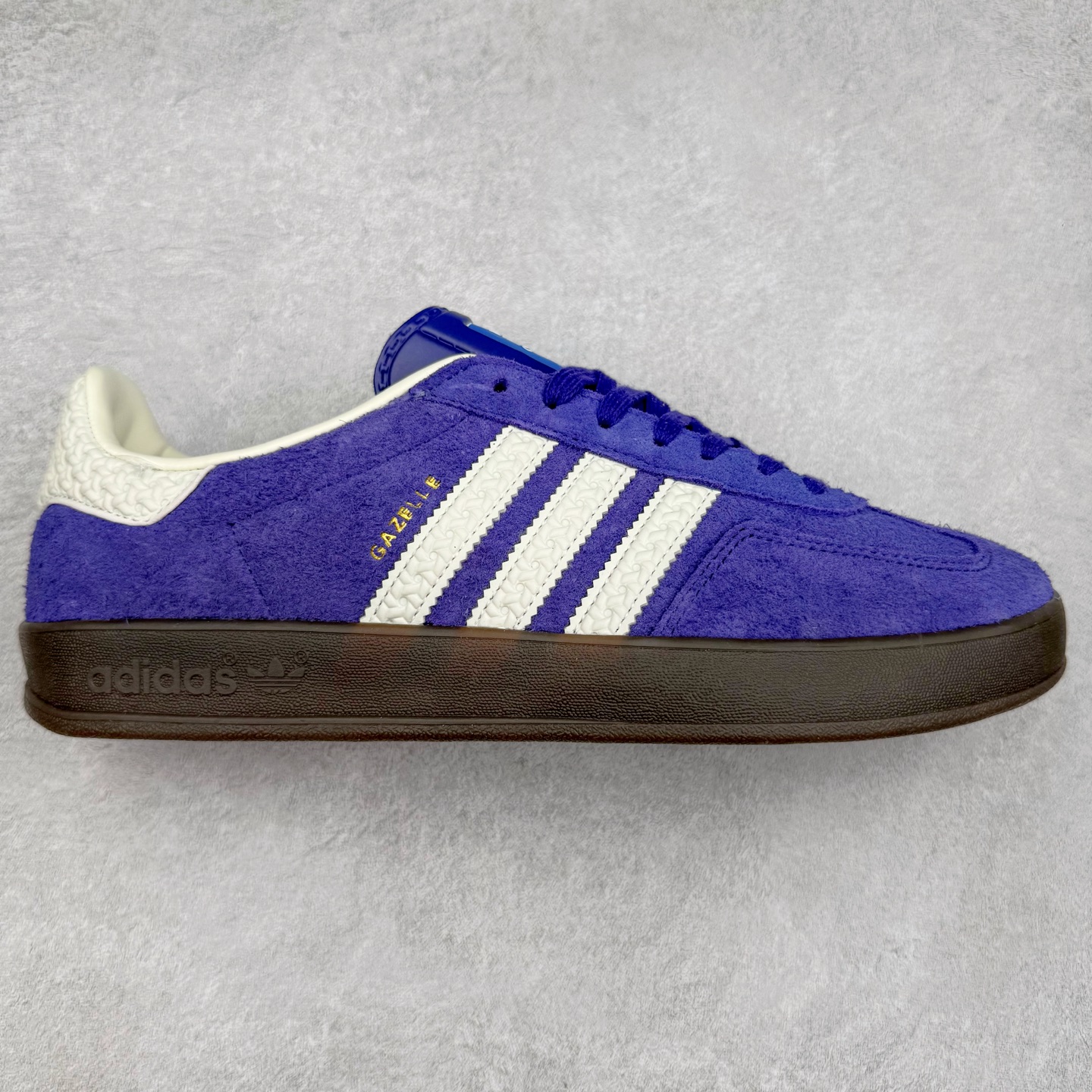 图片[3]-＃福利特价 AD Original Gazelle Indoor Trainers 瞪羚室内鞋系列低帮复古百搭休闲运动德训风板鞋 高端零售特供批次 原厂定制长毛翻毛皮组合环保纤维革鞋面材质 内置环保海玻璃鞋垫 外置RB橡胶大底 产品品控稳定性领先行业 原厂全套原楦原纸板冲刀磨具开发 原厂皮料加持 原厂港宝加持定型后跟R度完美 将复古进行到底 简约流畅 三十年不变经典 这款Gazelle运动鞋 无论面料、配色、质感或设计 都只在重现其1991年原款的经典 皮革鞋面 撞色三条纹和鞋跟标的设计 力求呈现90年代的经典复古风潮 Samba火热的同时 也带动了其它的复古鞋型 Gazelle便是其中一只 Gazelle Indoor拥有包边更宽的T字型鞋头 更好的保护运动员的前掌 浓浓的复古氛围感 非常适合现在流行的Cleanfit风格 尺码：36 36⅔ 37⅓ 38 38⅔ 39⅓ 40 40⅔ 41⅓ 42 42⅔ 43⅓ 44 44⅔ 45-选品中心