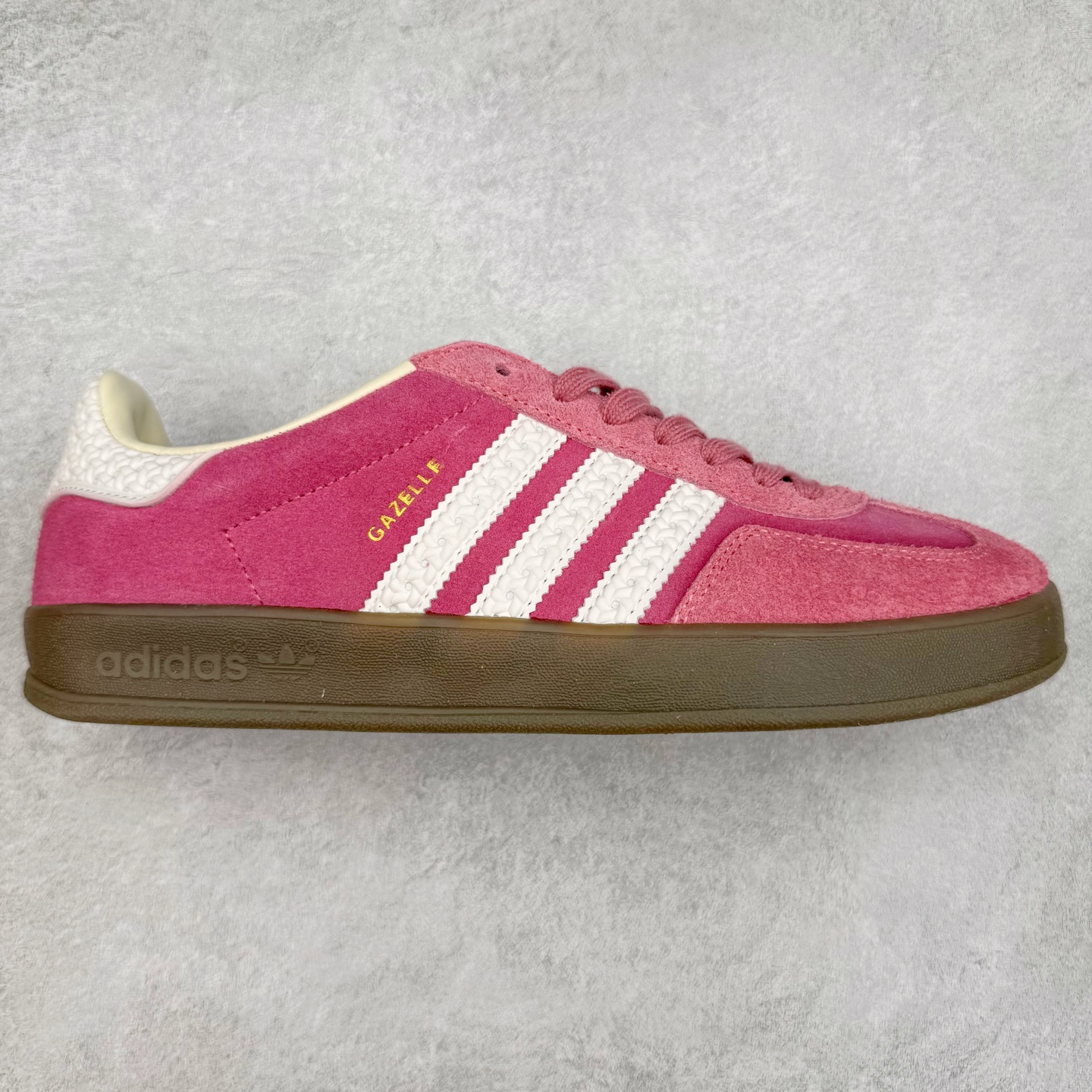 图片[8]-＃福利特价 AD Original Gazelle Indoor Trainers 瞪羚室内鞋系列低帮复古百搭休闲运动德训风板鞋 高端零售特供批次 原厂定制长毛翻毛皮组合环保纤维革鞋面材质 内置环保海玻璃鞋垫 外置RB橡胶大底 产品品控稳定性领先行业 原厂全套原楦原纸板冲刀磨具开发 原厂皮料加持 原厂港宝加持定型后跟R度完美 将复古进行到底 简约流畅 三十年不变经典 这款Gazelle运动鞋 无论面料、配色、质感或设计 都只在重现其1991年原款的经典 皮革鞋面 撞色三条纹和鞋跟标的设计 力求呈现90年代的经典复古风潮 Samba火热的同时 也带动了其它的复古鞋型 Gazelle便是其中一只 Gazelle Indoor拥有包边更宽的T字型鞋头 更好的保护运动员的前掌 浓浓的复古氛围感 非常适合现在流行的Cleanfit风格 尺码：36 36⅔ 37⅓ 38 38⅔ 39⅓ 40 40⅔ 41⅓ 42 42⅔ 43⅓ 44 44⅔ 45-选品中心