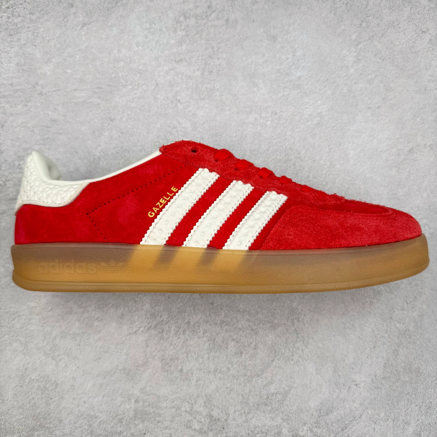 ＃福利特价 AD Original Gazelle Indoor Trainers 瞪羚室内鞋系列低帮复古百搭休闲运动德训风板鞋 高端零售特供批次 原厂定制长毛翻毛皮组合环保纤维革鞋面材质 内置环保海玻璃鞋垫 外置RB橡胶大底 产品品控稳定性领先行业 原厂全套原楦原纸板冲刀磨具开发 原厂皮料加持 原厂港宝加持定型后跟R度完美 将复古进行到底 简约流畅 三十年不变经典 这款Gazelle运动鞋 无论面料、配色、质感或设计 都只在重现其1991年原款的经典 皮革鞋面 撞色三条纹和鞋跟标的设计 力求呈现90年代的经典复古风潮 Samba火热的同时 也带动了其它的复古鞋型 Gazelle便是其中一只 Gazelle Indoor拥有包边更宽的T字型鞋头 更好的保护运动员的前掌 浓浓的复古氛围感 非常适合现在流行的Cleanfit风格 尺码：36 36⅔ 37⅓ 38 38⅔ 39⅓ 40 40⅔ 41⅓ 42 42⅔ 43⅓ 44 44⅔ 45-选品中心