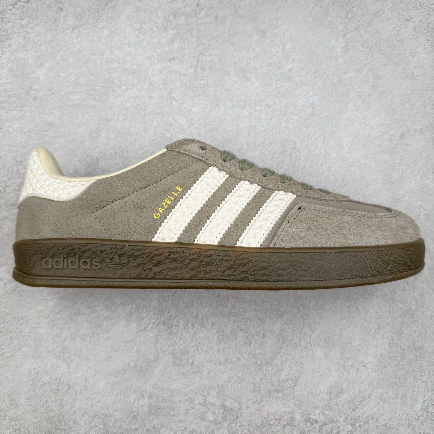 ＃福利特价 AD Original Gazelle Indoor Trainers 瞪羚室内鞋系列低帮复古百搭休闲运动德训风板鞋 高端零售特供批次 原厂定制长毛翻毛皮组合环保纤维革鞋面材质 内置环保海玻璃鞋垫 外置RB橡胶大底 产品品控稳定性领先行业 原厂全套原楦原纸板冲刀磨具开发 原厂皮料加持 原厂港宝加持定型后跟R度完美 将复古进行到底 简约流畅 三十年不变经典 这款Gazelle运动鞋 无论面料、配色、质感或设计 都只在重现其1991年原款的经典 皮革鞋面 撞色三条纹和鞋跟标的设计 力求呈现90年代的经典复古风潮 Samba火热的同时 也带动了其它的复古鞋型 Gazelle便是其中一只 Gazelle Indoor拥有包边更宽的T字型鞋头 更好的保护运动员的前掌 浓浓的复古氛围感 非常适合现在流行的Cleanfit风格 尺码：36 36⅔ 37⅓ 38 38⅔ 39⅓ 40 40⅔ 41⅓ 42 42⅔ 43⅓ 44 44⅔ 45-选品中心