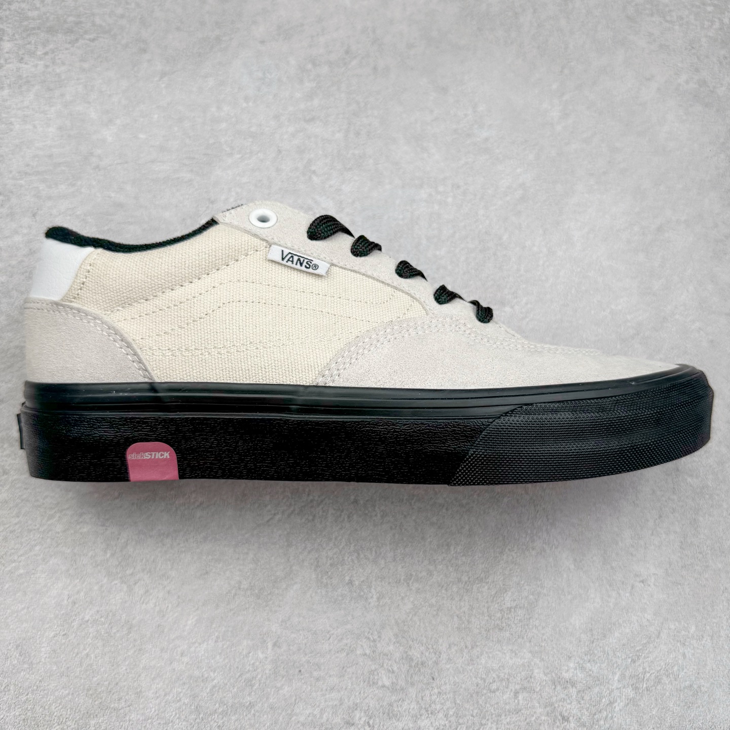 Vans Skate Rowan Pro 米白黑 经典百搭 轻便舒适专业滑板鞋 鞋底处的小心机脚能很好的释放脚底压力 货号：VN0A4TZCW8R 尺码：35 36 36.5 37 38 38.5 39 40 40.5 41 42 42.5 43 44 工艺：硫化1：1（重量1：1、真标、原钢印、材质标、鞋型标、合格证）-选品中心