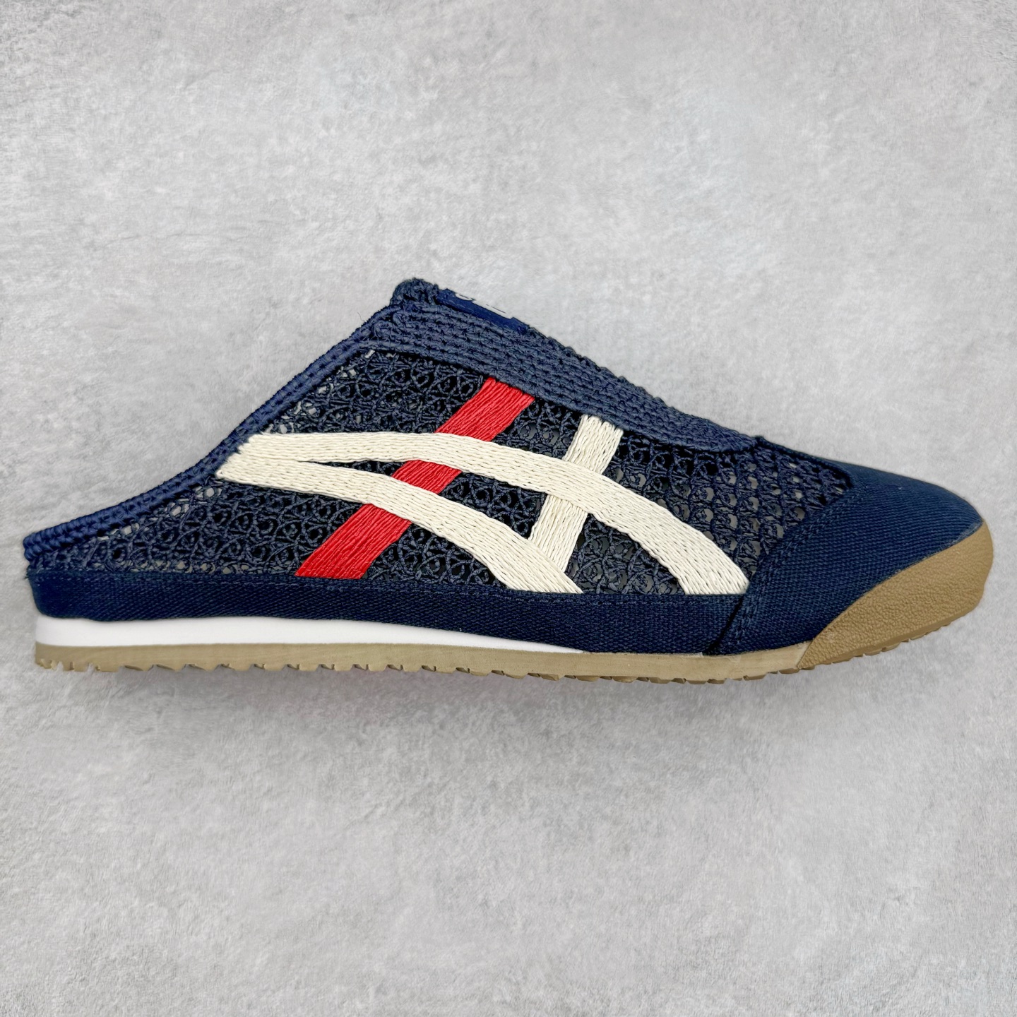 Asics Onitsuka Tiger 鬼冢虎 MEXICO 66 Sabot 半拖舒适日常透气轻便低帮生活休闲鞋 鬼塚虎从运动中汲取灵感，并致力于打造融合舒适感受与创新设计的时尚品牌。品牌的设计风格既体现了对传统的致敬，同时也表达了对精致风格和现代创意的推崇。我们提供独具个性的全系列产品，打造从头到脚的整体穿搭。每件产品皆以精湛工艺匠心打造，细节考究，品质出众。尺码：36 37 37.5 38 39 39.5 40.5 41.5 42 42.5 43.5 44 45-选品中心
