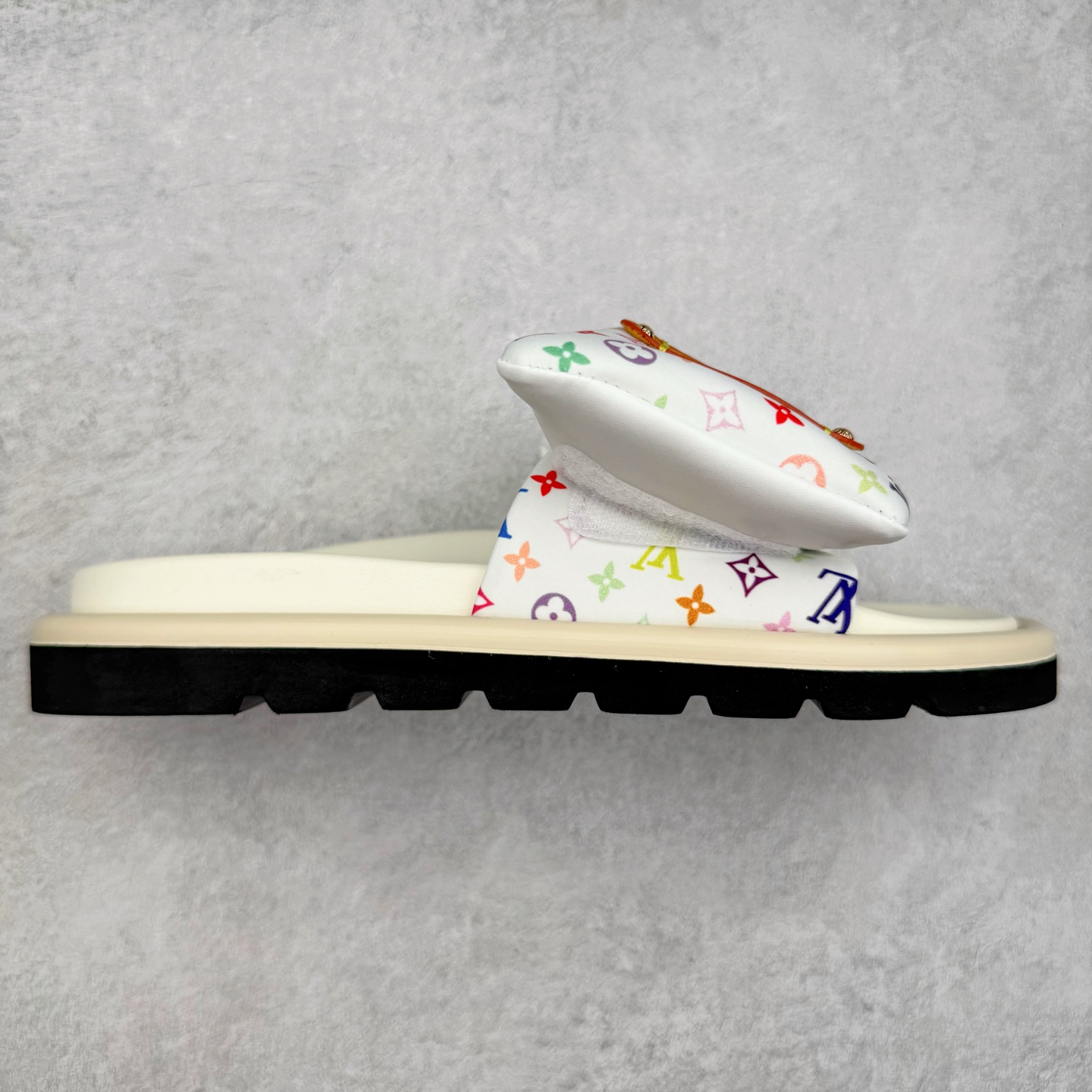 LOUIS VUITTON |路易威登2025ss最新春夏款 村上隆/Takashi Murakami x lv Pool Pillow Comfort 皮革 圆头套脚一字拖鞋 男女款 白色 室内外穿着皆宜。纯羊羔毛材质,鞋面受专水台高密度发泡材质,轻盈舒适,鞋底厚度3.5 上脚超显腿长 尺码:35 36 37 38 39 40 41 42 43 44 45-选品中心