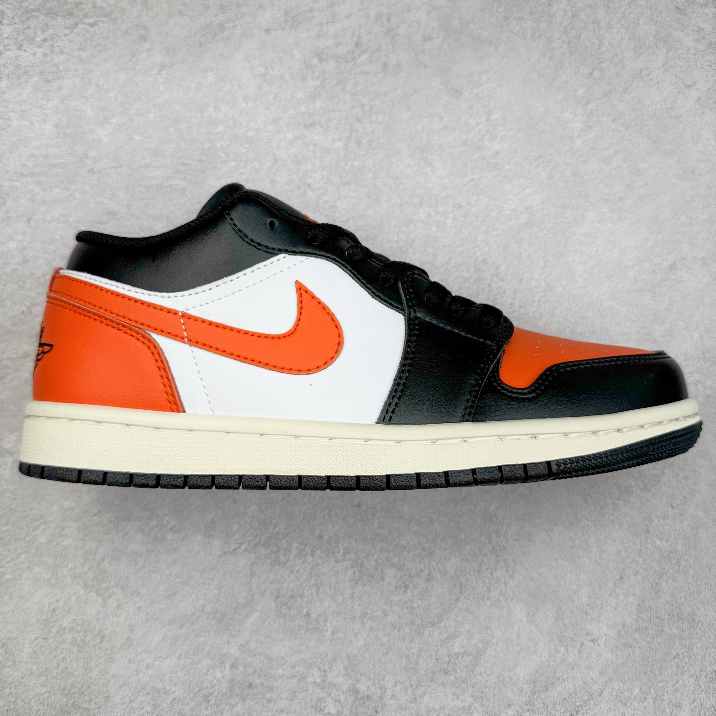 ＃K版 Air Jordan AJ1 Low 低帮 黑白橙 553558-081 全新流水线出品 DT版本唯一平替选择 市场第二梯队最强版 全部原鞋开发 原楦原纸板开发 全鞋电脑针车 原厂内置全掌气垫 原盒内在原标 唯一Zp原版鞋带绑法 免检产品 全新2022版型 全头层皮料 完美零毛边处理 原厂配置全掌气垫 价格定位良心 几十个配色陆续出货 实拍调校N版已经零色差零失真 百分百还原实物色彩所见即所得 不存在货不对板色差等低级问题 选购参考实物拍摄 不混卖不参货 只用心做好货严格选品 承诺混一赔十 尺码：36 36.5 37.5 38 38.5 39 40 40.5 41 42 42.5 43 44 44.5 45-选品中心
