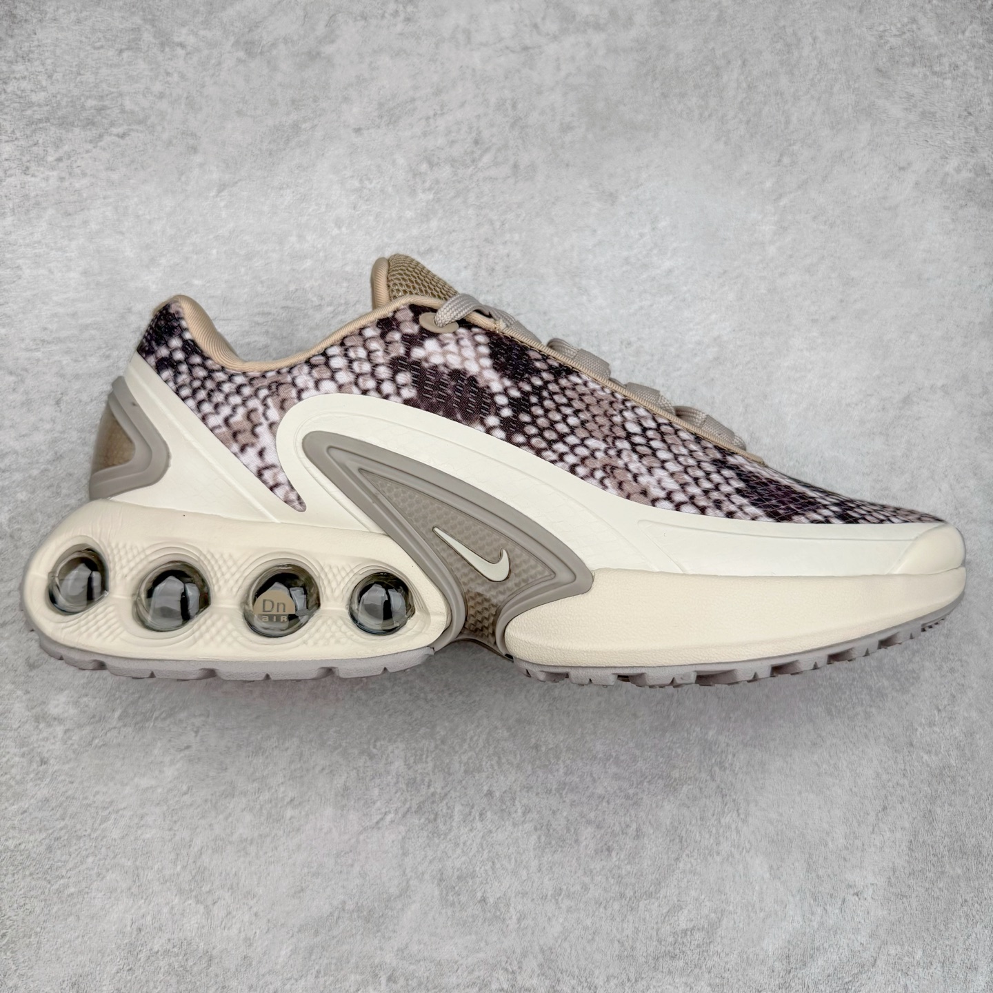 NK Air Max DN8 全掌科技气垫缓震运动跑鞋 HQ0912-200 DN8的核心亮点在于其八腔气垫结构 根据不同部位设定的气压值专为行走设计 提供卓越的舒适感 鞋面的设计让人联想到上世纪90年代末至2000年代初的多款Air Max 中底上系列圆形孔洞引发了热议 不少人将其与竞争品牌的缓震技术进行比较 例如K-SWISS 2010年代初推出的Tubes技 及以多孔鞋底闻名的品牌 尺码：36 36.5 37.5 38 38.5 39 40 40.5 41 42 42.5 43 44 44.5 45-选品中心