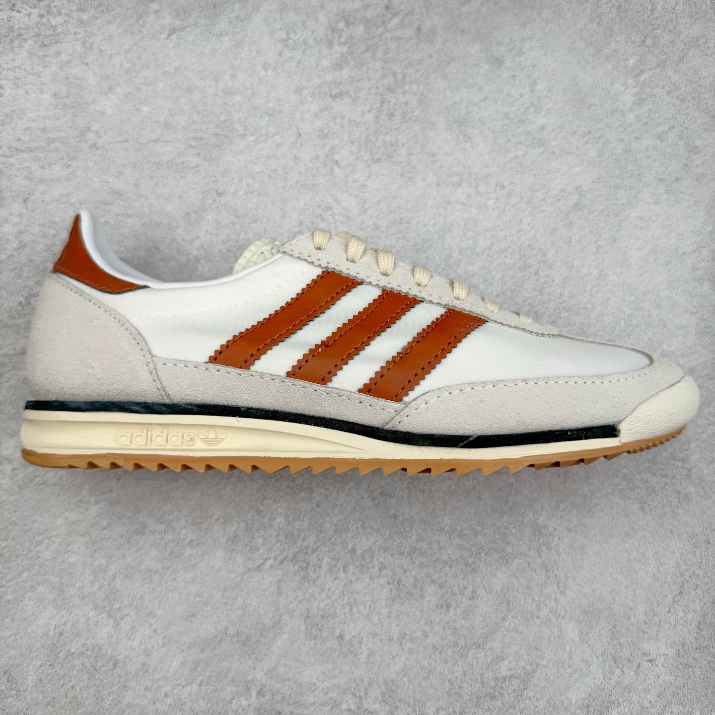 ＃HP纯原 AD Wmns SL72 OG 系列德训足球风百搭低帮休闲运动板鞋 JH8657 采用高弹EVA+MODEL+RB三层组合底 区别市面RB一体大底 三层组合鞋底重量与原鞋一致 Originals 将有「T 头鞋」造型的诞生于 1972 年的 SL72 鞋款复刻带回 各位买鞋又有新选择了 1972 年 SL72 问世后 引领了后来阿迪达斯的跑鞋发展方向 其中「SL」代表了 Super Light 彰显了产品轻便的特性 1972 年 SL72 问世后 引领了后来阿迪达斯的跑鞋发展方向 其中「SL」代表了 Super Light 彰显了产品轻便的特性 这次 Originals 延续其轻质经典的基因 带来男女两款 SL72 男生款带来 SL72 RS 鞋型 RS 意为 Reshaped（重塑）鞋款在保留了经典的外观基础上 在尼龙材质里增加了填充物 使鞋型更加挺立和饱满 鞋头则更加圆润 鞋底的 EVA 材质则增加了鞋款的高度 女生款则带来 SL72 OG W 鞋型 OG 顾名思义则是致敬经典款式 相较于 RS（Reshaped）鞋款 鞋身更加纤细 其整体鞋身轮廓、线条、细节、材质上尊崇 70 年代 SL72 的设计 还原经典味道 尺码：36 36⅔ 37⅓ 38 38⅔ 39⅓ 40 40⅔ 41⅓ 42 42⅔ 43⅓ 44 44⅔ 45-选品中心