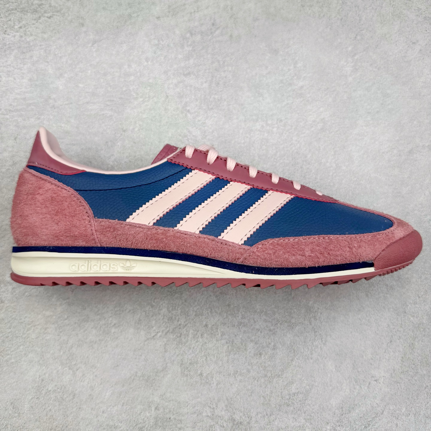 ＃HP纯原 AD Wmns SL72 OG 系列德训足球风百搭低帮休闲运动板鞋 IF1939 采用高弹EVA+MODEL+RB三层组合底 区别市面RB一体大底 三层组合鞋底重量与原鞋一致 Originals 将有「T 头鞋」造型的诞生于 1972 年的 SL72 鞋款复刻带回 各位买鞋又有新选择了 1972 年 SL72 问世后 引领了后来阿迪达斯的跑鞋发展方向 其中「SL」代表了 Super Light 彰显了产品轻便的特性 1972 年 SL72 问世后 引领了后来阿迪达斯的跑鞋发展方向 其中「SL」代表了 Super Light 彰显了产品轻便的特性 这次 Originals 延续其轻质经典的基因 带来男女两款 SL72 男生款带来 SL72 RS 鞋型 RS 意为 Reshaped（重塑）鞋款在保留了经典的外观基础上 在尼龙材质里增加了填充物 使鞋型更加挺立和饱满 鞋头则更加圆润 鞋底的 EVA 材质则增加了鞋款的高度 女生款则带来 SL72 OG W 鞋型 OG 顾名思义则是致敬经典款式 相较于 RS（Reshaped）鞋款 鞋身更加纤细 其整体鞋身轮廓、线条、细节、材质上尊崇 70 年代 SL72 的设计 还原经典味道 尺码：36 36⅔ 37⅓ 38 38⅔ 39⅓ 40 40⅔ 41⅓ 42 42⅔ 43⅓ 44 44⅔ 45-选品中心