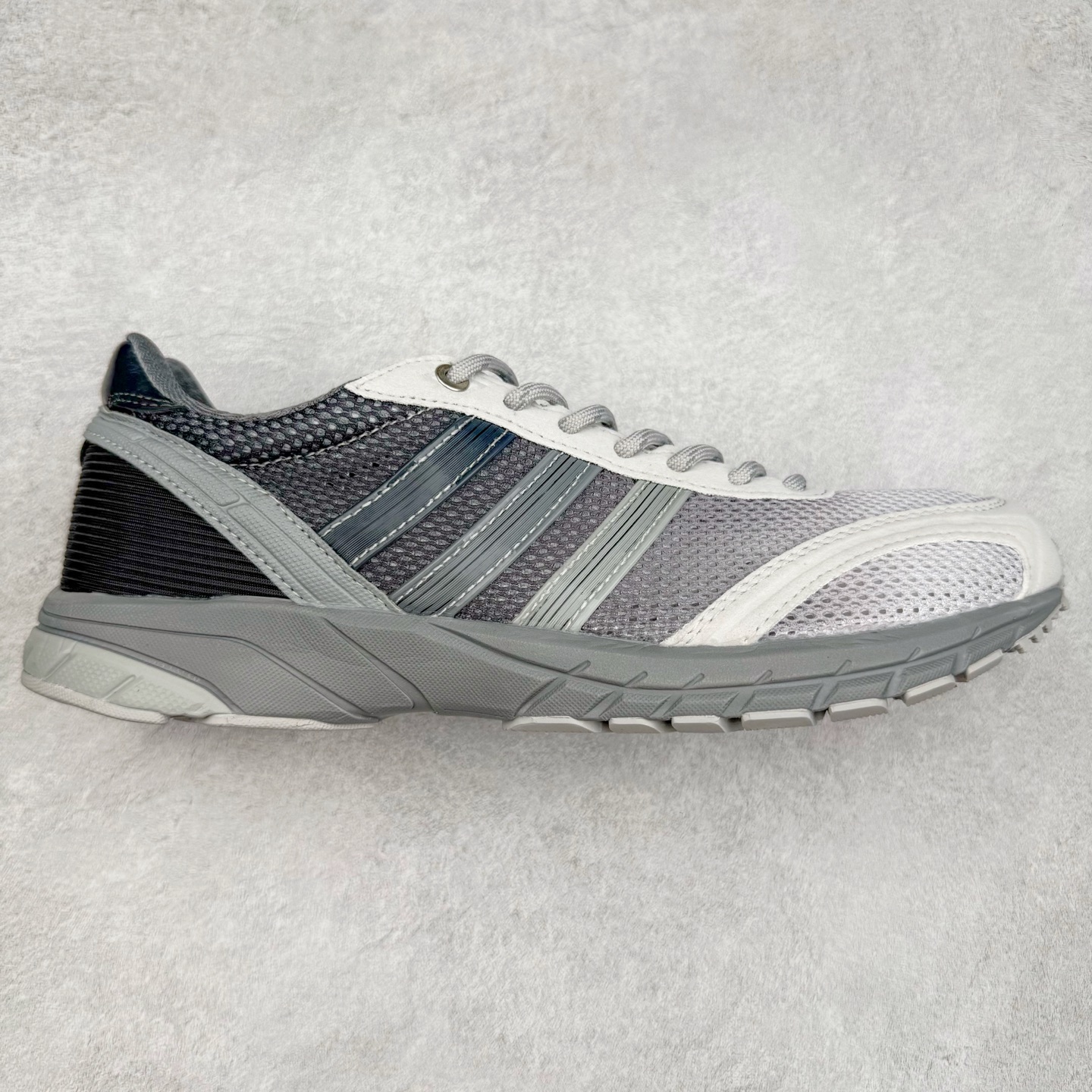 AD Originals Neftenga x WALES BONNER 舒适柔软防滑耐磨低帮生活休闲鞋 经典低帮设计和橡胶外底 采用舒爽尼龙鞋面 革饰面和皮革细节 搭载着 Ecotex 鞋舌 更添质感 EVA 中底设计助你舒适出行 兼具舒适性和结构感 搭载Lightstrike科技 为步伐注入活力 G12988 尺码：36 36.5 37.5 38 38.5 39 40 40.5 41 42 42.5 43 44 44.5 45-选品中心