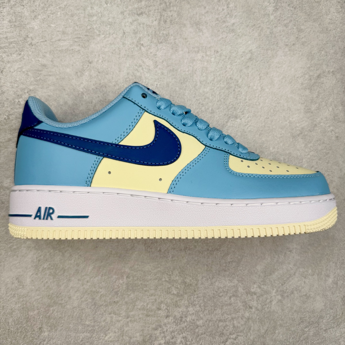图片[6]-＃XT纯原 NK Air Force 1´07 Low 空军一号低帮百搭休闲运动板鞋 顶级批次 2022全新楦头鞋型 鱼鳞大底 历时开发三个月 清洁度完美 二维码鞋标 内置芯片及solo气垫 大底高度及其弧度依照正品 钢印 logo刺绣 鞋口弧度 鞋头长度 鞋面冲孔 鞋垫背胶及钢印 完美鞋型对比正品 每一处都是细节满满 柔软、弹性十足的缓震性能和出色的中底设计 横跨复古与现代的外型结合 造就出风靡全球 三十多年的Force 1 直到今天还深受青睐 实拍调校N版已经零色差零失真 百分百还原实物色彩所见即所得 不存在货不对板色差等低级问题 选购参考实物拍摄 不混卖不参货 只用心做好货严格选品 承诺混一赔十 尺码：36 36.5 37.5 38 38.5 39 40 40.5 41 42 42.5 43 44 44.5 45-选品中心