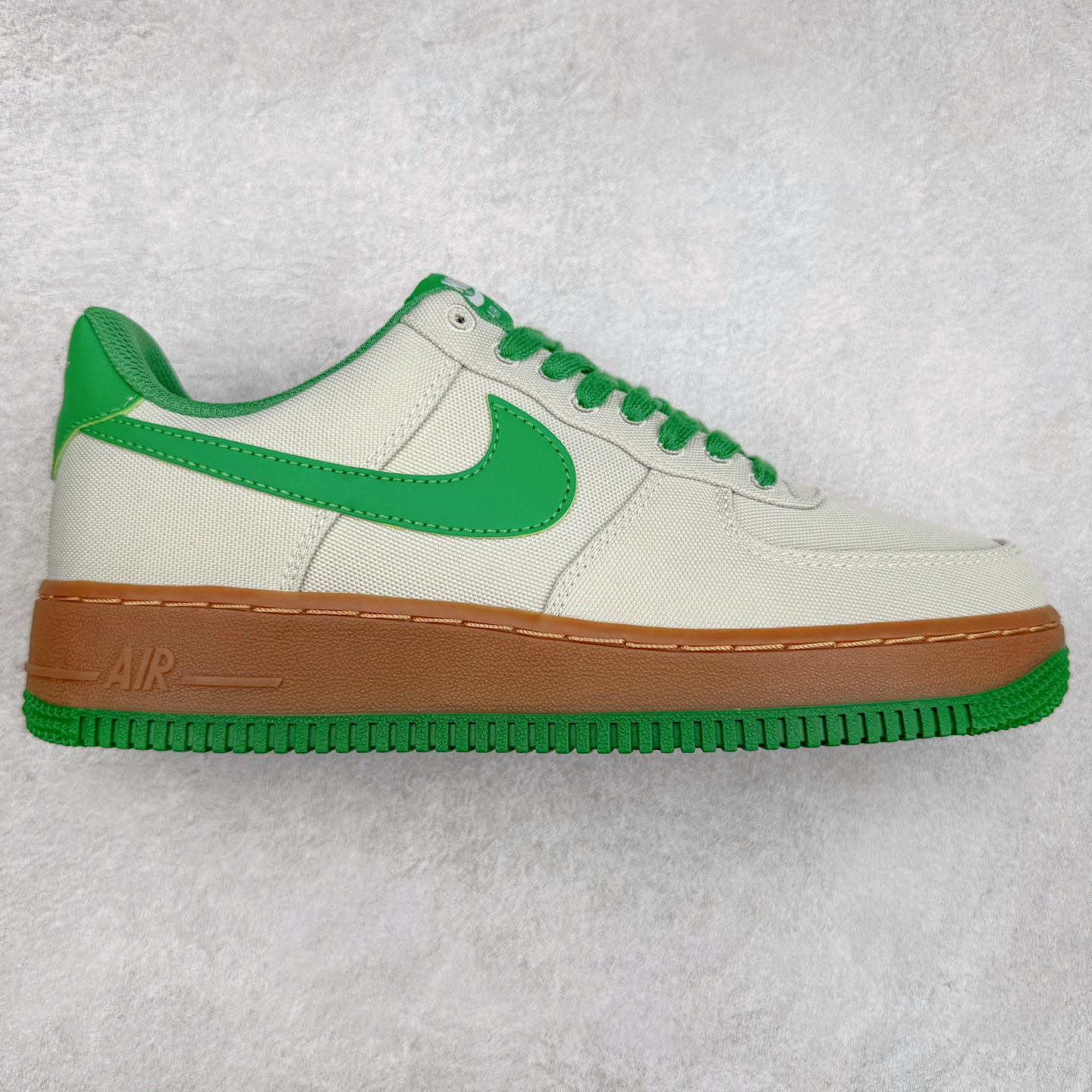 图片[10]-＃XT纯原 NK Air Force 1´07 Low 空军一号低帮百搭休闲运动板鞋 顶级批次 2022全新楦头鞋型 鱼鳞大底 历时开发三个月 清洁度完美 二维码鞋标 内置芯片及solo气垫 大底高度及其弧度依照正品 钢印 logo刺绣 鞋口弧度 鞋头长度 鞋面冲孔 鞋垫背胶及钢印 完美鞋型对比正品 每一处都是细节满满 柔软、弹性十足的缓震性能和出色的中底设计 横跨复古与现代的外型结合 造就出风靡全球 三十多年的Force 1 直到今天还深受青睐 实拍调校N版已经零色差零失真 百分百还原实物色彩所见即所得 不存在货不对板色差等低级问题 选购参考实物拍摄 不混卖不参货 只用心做好货严格选品 承诺混一赔十 尺码：36 36.5 37.5 38 38.5 39 40 40.5 41 42 42.5 43 44 44.5 45-选品中心