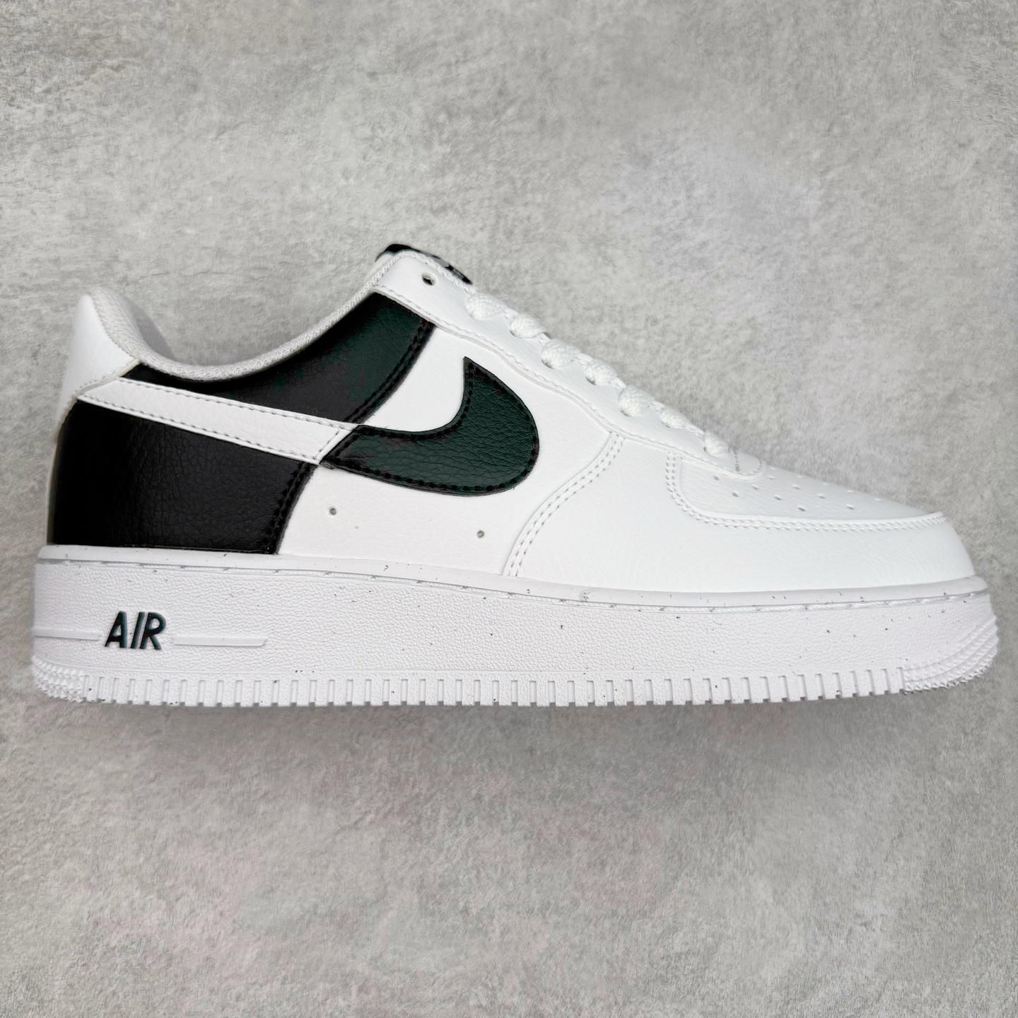 图片[11]-＃XT纯原 NK Air Force 1´07 Low 空军一号低帮百搭休闲运动板鞋 顶级批次 2022全新楦头鞋型 鱼鳞大底 历时开发三个月 清洁度完美 二维码鞋标 内置芯片及solo气垫 大底高度及其弧度依照正品 钢印 logo刺绣 鞋口弧度 鞋头长度 鞋面冲孔 鞋垫背胶及钢印 完美鞋型对比正品 每一处都是细节满满 柔软、弹性十足的缓震性能和出色的中底设计 横跨复古与现代的外型结合 造就出风靡全球 三十多年的Force 1 直到今天还深受青睐 实拍调校N版已经零色差零失真 百分百还原实物色彩所见即所得 不存在货不对板色差等低级问题 选购参考实物拍摄 不混卖不参货 只用心做好货严格选品 承诺混一赔十 尺码：36 36.5 37.5 38 38.5 39 40 40.5 41 42 42.5 43 44 44.5 45-选品中心