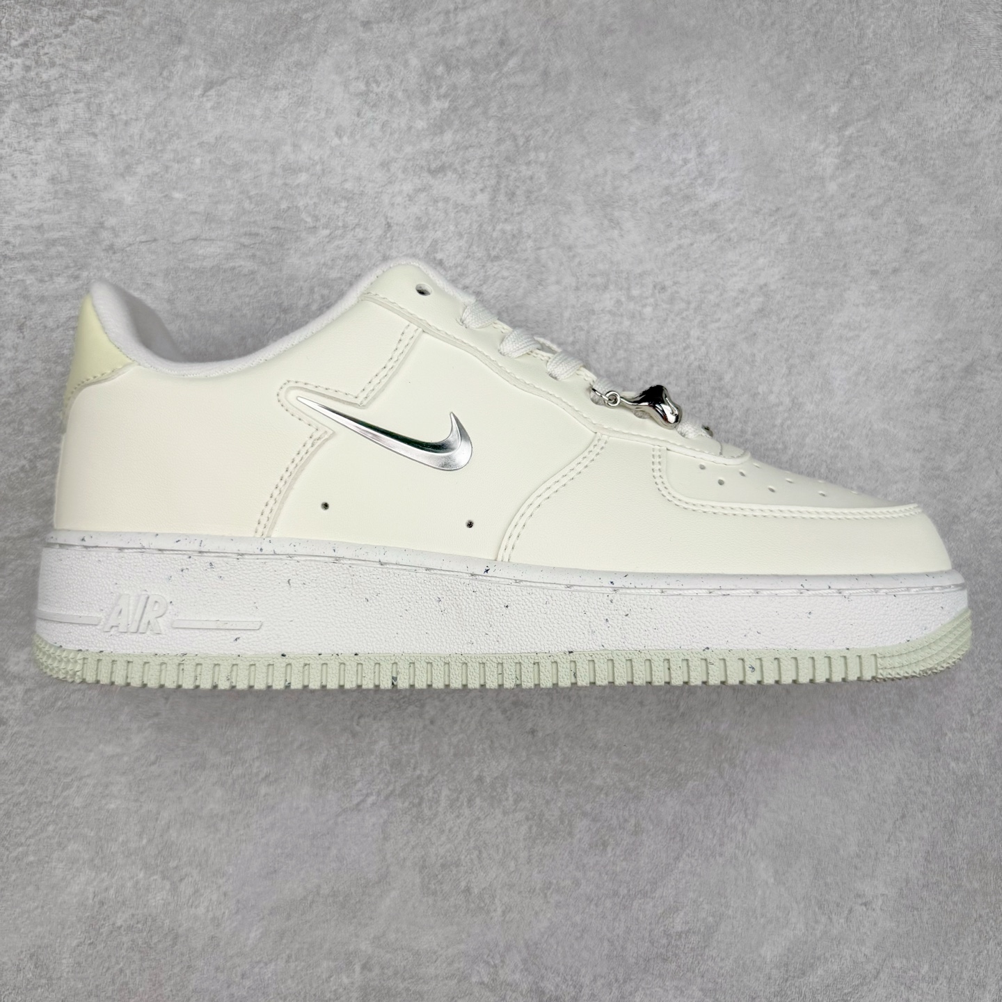 ＃XT纯原 NK Air Force 1´07 Low 空军一号低帮百搭休闲运动板鞋 顶级批次 2022全新楦头鞋型 鱼鳞大底 历时开发三个月 清洁度完美 二维码鞋标 内置芯片及solo气垫 大底高度及其弧度依照正品 钢印 logo刺绣 鞋口弧度 鞋头长度 鞋面冲孔 鞋垫背胶及钢印 完美鞋型对比正品 每一处都是细节满满 柔软、弹性十足的缓震性能和出色的中底设计 横跨复古与现代的外型结合 造就出风靡全球 三十多年的Force 1 直到今天还深受青睐 实拍调校N版已经零色差零失真 百分百还原实物色彩所见即所得 不存在货不对板色差等低级问题 选购参考实物拍摄 不混卖不参货 只用心做好货严格选品 承诺混一赔十 尺码：36 36.5 37.5 38 38.5 39 40 40.5 41 42 42.5 43 44 44.5 45-选品中心