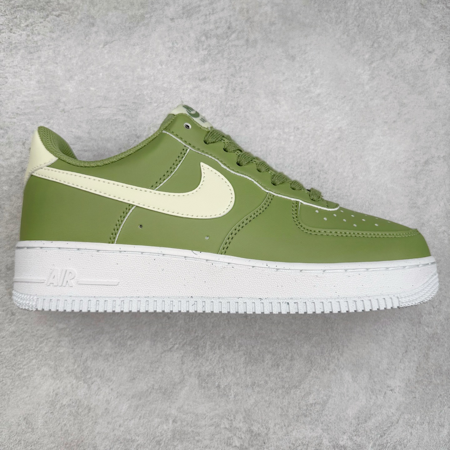 图片[4]-＃XT纯原 NK Air Force 1´07 Low 空军一号低帮百搭休闲运动板鞋 顶级批次 2022全新楦头鞋型 鱼鳞大底 历时开发三个月 清洁度完美 二维码鞋标 内置芯片及solo气垫 大底高度及其弧度依照正品 钢印 logo刺绣 鞋口弧度 鞋头长度 鞋面冲孔 鞋垫背胶及钢印 完美鞋型对比正品 每一处都是细节满满 柔软、弹性十足的缓震性能和出色的中底设计 横跨复古与现代的外型结合 造就出风靡全球 三十多年的Force 1 直到今天还深受青睐 实拍调校N版已经零色差零失真 百分百还原实物色彩所见即所得 不存在货不对板色差等低级问题 选购参考实物拍摄 不混卖不参货 只用心做好货严格选品 承诺混一赔十 尺码：36 36.5 37.5 38 38.5 39 40 40.5 41 42 42.5 43 44 44.5 45-选品中心