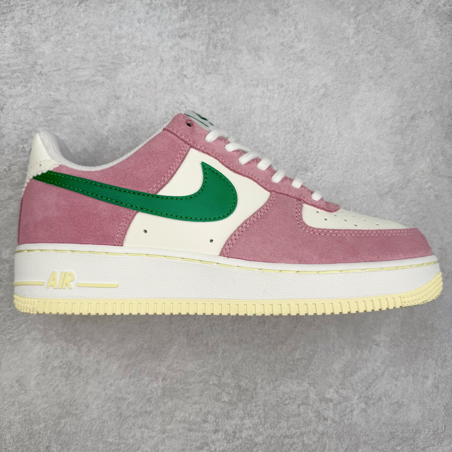 图片[7]-＃XT纯原 NK Air Force 1´07 Low 空军一号低帮百搭休闲运动板鞋 顶级批次 2022全新楦头鞋型 鱼鳞大底 历时开发三个月 清洁度完美 二维码鞋标 内置芯片及solo气垫 大底高度及其弧度依照正品 钢印 logo刺绣 鞋口弧度 鞋头长度 鞋面冲孔 鞋垫背胶及钢印 完美鞋型对比正品 每一处都是细节满满 柔软、弹性十足的缓震性能和出色的中底设计 横跨复古与现代的外型结合 造就出风靡全球 三十多年的Force 1 直到今天还深受青睐 实拍调校N版已经零色差零失真 百分百还原实物色彩所见即所得 不存在货不对板色差等低级问题 选购参考实物拍摄 不混卖不参货 只用心做好货严格选品 承诺混一赔十 尺码：36 36.5 37.5 38 38.5 39 40 40.5 41 42 42.5 43 44 44.5 45-选品中心