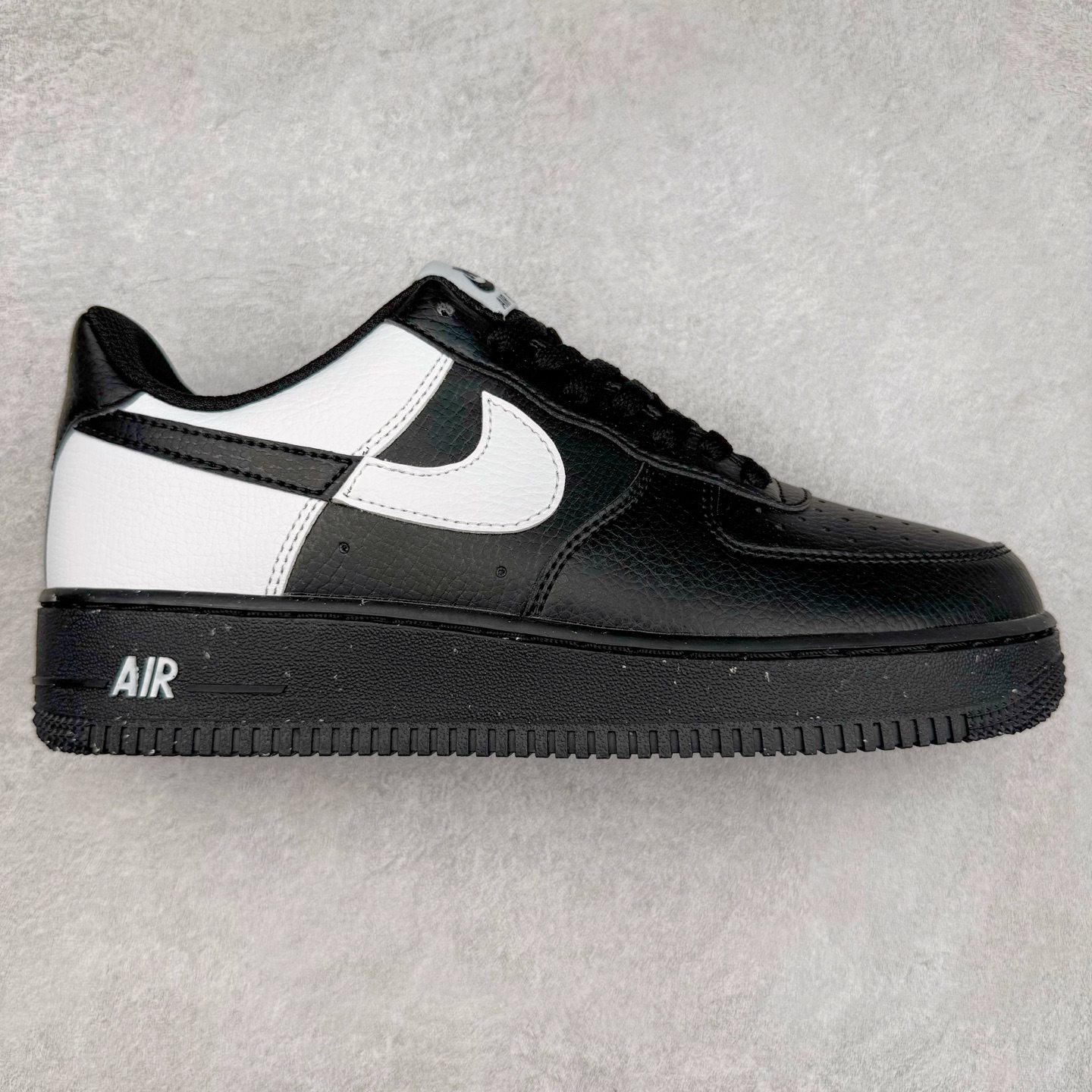 图片[9]-＃XT纯原 NK Air Force 1´07 Low 空军一号低帮百搭休闲运动板鞋 顶级批次 2022全新楦头鞋型 鱼鳞大底 历时开发三个月 清洁度完美 二维码鞋标 内置芯片及solo气垫 大底高度及其弧度依照正品 钢印 logo刺绣 鞋口弧度 鞋头长度 鞋面冲孔 鞋垫背胶及钢印 完美鞋型对比正品 每一处都是细节满满 柔软、弹性十足的缓震性能和出色的中底设计 横跨复古与现代的外型结合 造就出风靡全球 三十多年的Force 1 直到今天还深受青睐 实拍调校N版已经零色差零失真 百分百还原实物色彩所见即所得 不存在货不对板色差等低级问题 选购参考实物拍摄 不混卖不参货 只用心做好货严格选品 承诺混一赔十 尺码：36 36.5 37.5 38 38.5 39 40 40.5 41 42 42.5 43 44 44.5 45-选品中心