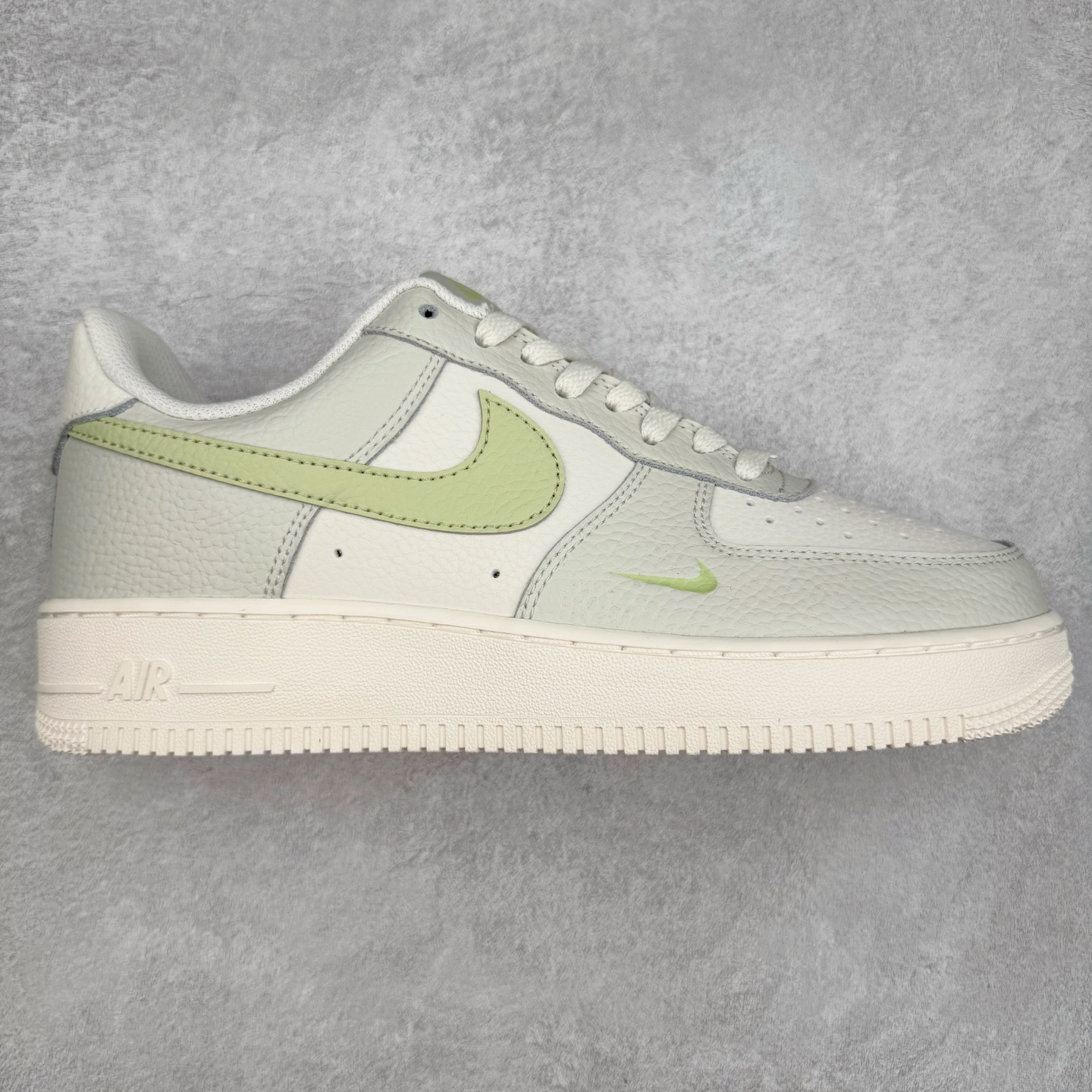 ＃XT纯原 NK Air Force 1´07 Low 空军一号低帮百搭休闲运动板鞋 IB3881-001 顶级批次 2022全新楦头鞋型 鱼鳞大底 历时开发三个月 清洁度完美 二维码鞋标 内置芯片及solo气垫 大底高度及其弧度依照正品 钢印 logo刺绣 鞋口弧度 鞋头长度 鞋面冲孔 鞋垫背胶及钢印 完美鞋型对比正品 每一处都是细节满满 柔软、弹性十足的缓震性能和出色的中底设计 横跨复古与现代的外型结合 造就出风靡全球 三十多年的Force 1 直到今天还深受青睐 实拍调校N版已经零色差零失真 百分百还原实物色彩所见即所得 不存在货不对板色差等低级问题 选购参考实物拍摄 不混卖不参货 只用心做好货严格选品 承诺混一赔十 尺码：36 36.5 37.5 38 38.5 39 40 40.5 41 42 42.5 43 44 44.5 45-选品中心