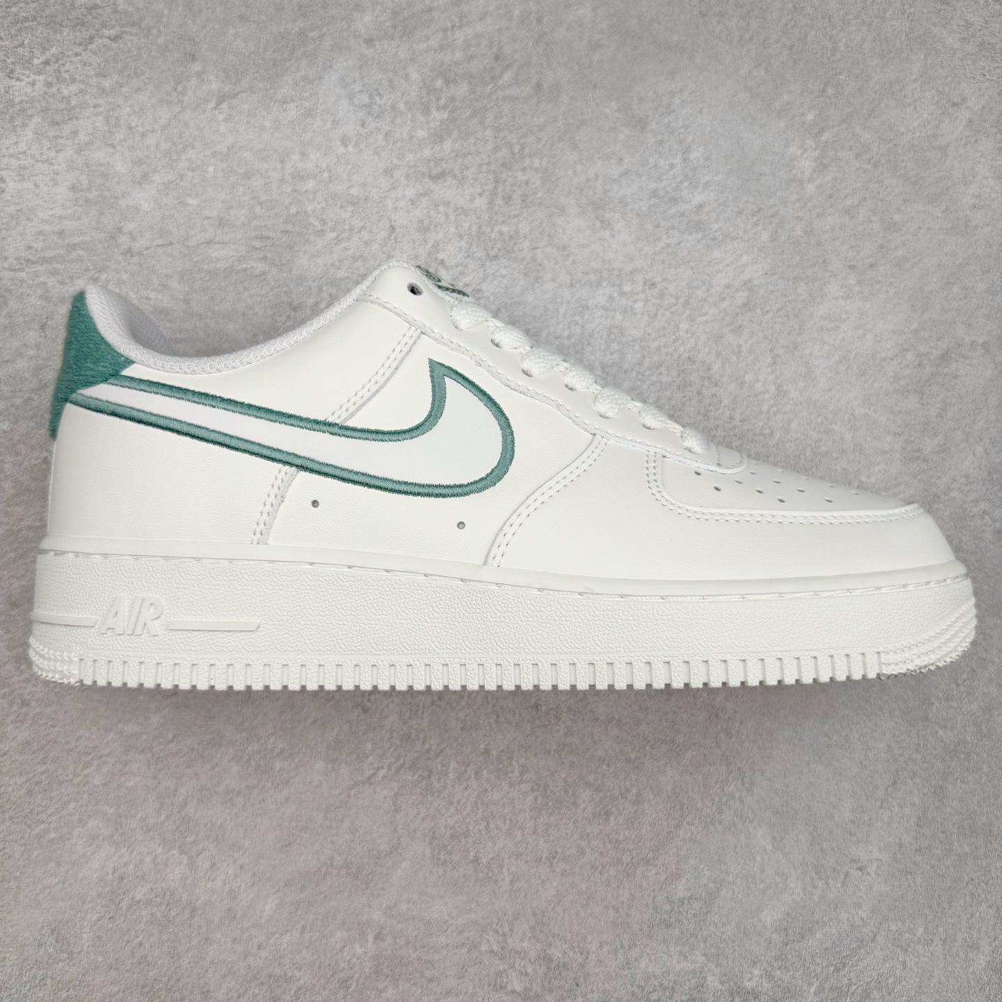 图片[2]-＃XT纯原 NK Air Force 1´07 Low 空军一号低帮百搭休闲运动板鞋 顶级批次 2022全新楦头鞋型 鱼鳞大底 历时开发三个月 清洁度完美 二维码鞋标 内置芯片及solo气垫 大底高度及其弧度依照正品 钢印 logo刺绣 鞋口弧度 鞋头长度 鞋面冲孔 鞋垫背胶及钢印 完美鞋型对比正品 每一处都是细节满满 柔软、弹性十足的缓震性能和出色的中底设计 横跨复古与现代的外型结合 造就出风靡全球 三十多年的Force 1 直到今天还深受青睐 实拍调校N版已经零色差零失真 百分百还原实物色彩所见即所得 不存在货不对板色差等低级问题 选购参考实物拍摄 不混卖不参货 只用心做好货严格选品 承诺混一赔十 尺码：36 36.5 37.5 38 38.5 39 40 40.5 41 42 42.5 43 44 44.5 45-选品中心