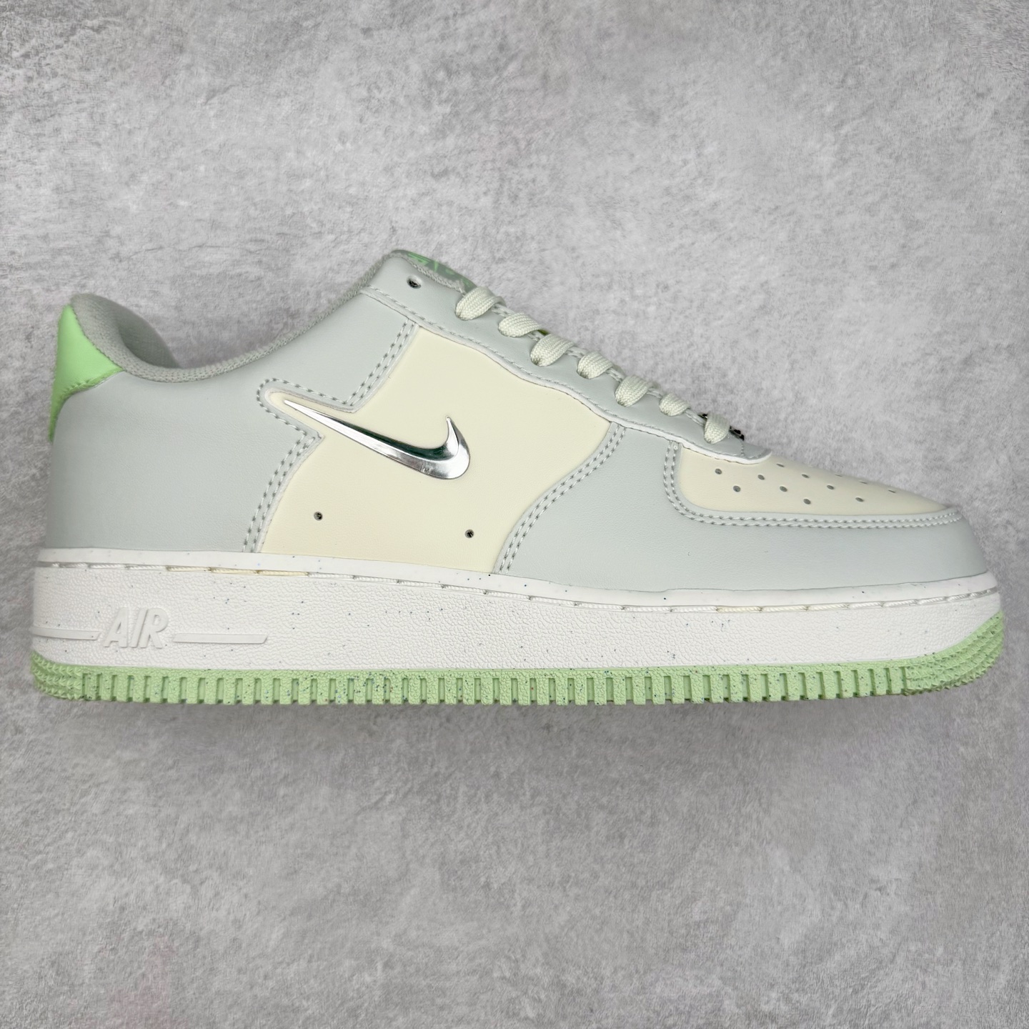 图片[3]-＃XT纯原 NK Air Force 1´07 Low 空军一号低帮百搭休闲运动板鞋 顶级批次 2022全新楦头鞋型 鱼鳞大底 历时开发三个月 清洁度完美 二维码鞋标 内置芯片及solo气垫 大底高度及其弧度依照正品 钢印 logo刺绣 鞋口弧度 鞋头长度 鞋面冲孔 鞋垫背胶及钢印 完美鞋型对比正品 每一处都是细节满满 柔软、弹性十足的缓震性能和出色的中底设计 横跨复古与现代的外型结合 造就出风靡全球 三十多年的Force 1 直到今天还深受青睐 实拍调校N版已经零色差零失真 百分百还原实物色彩所见即所得 不存在货不对板色差等低级问题 选购参考实物拍摄 不混卖不参货 只用心做好货严格选品 承诺混一赔十 尺码：36 36.5 37.5 38 38.5 39 40 40.5 41 42 42.5 43 44 44.5 45-选品中心