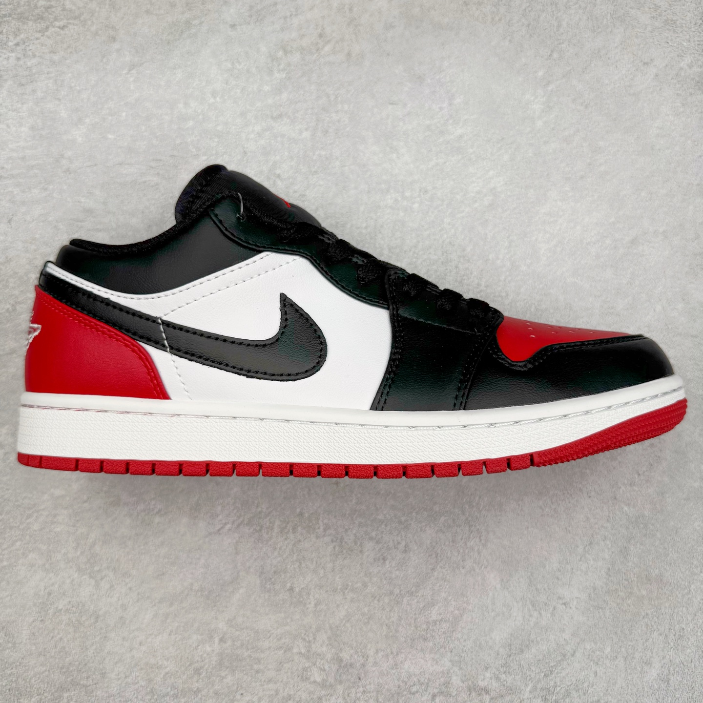图片[7]-＃福利特价 Air Jordan AJ1 Low 低帮系列 百分百全新货品 零氧化发霉 给足利润空间操作 超乎所想的高性价比 原装楦头纸板开发 完美鞋型 超高清洁度 鞋型不臃肿别扭 原厂内置全掌气垫 A模大底 鞋舌AJ原厂专用牛津布 AJ专用反口珍珠布 原厂无杂质高弹内里海棉 特殊封边弹力鞋带 原鞋开模 拒绝公底 购置公司同步原材料 都有细节原汁原味 忠于原版 尺码：36 36.5 37.5 38 38.5 39 40 40.5 41 42 42.5 43 44 44.5 45 46-选品中心