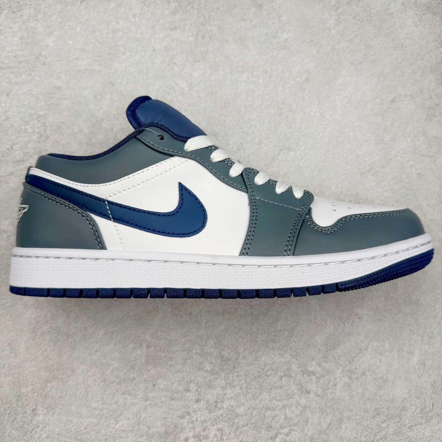 图片[3]-＃福利特价 Air Jordan AJ1 Low 低帮系列 百分百全新货品 零氧化发霉 给足利润空间操作 超乎所想的高性价比 原装楦头纸板开发 完美鞋型 超高清洁度 鞋型不臃肿别扭 原厂内置全掌气垫 A模大底 鞋舌AJ原厂专用牛津布 AJ专用反口珍珠布 原厂无杂质高弹内里海棉 特殊封边弹力鞋带 原鞋开模 拒绝公底 购置公司同步原材料 都有细节原汁原味 忠于原版 尺码：36 36.5 37.5 38 38.5 39 40 40.5 41 42 42.5 43 44 44.5 45 46-选品中心