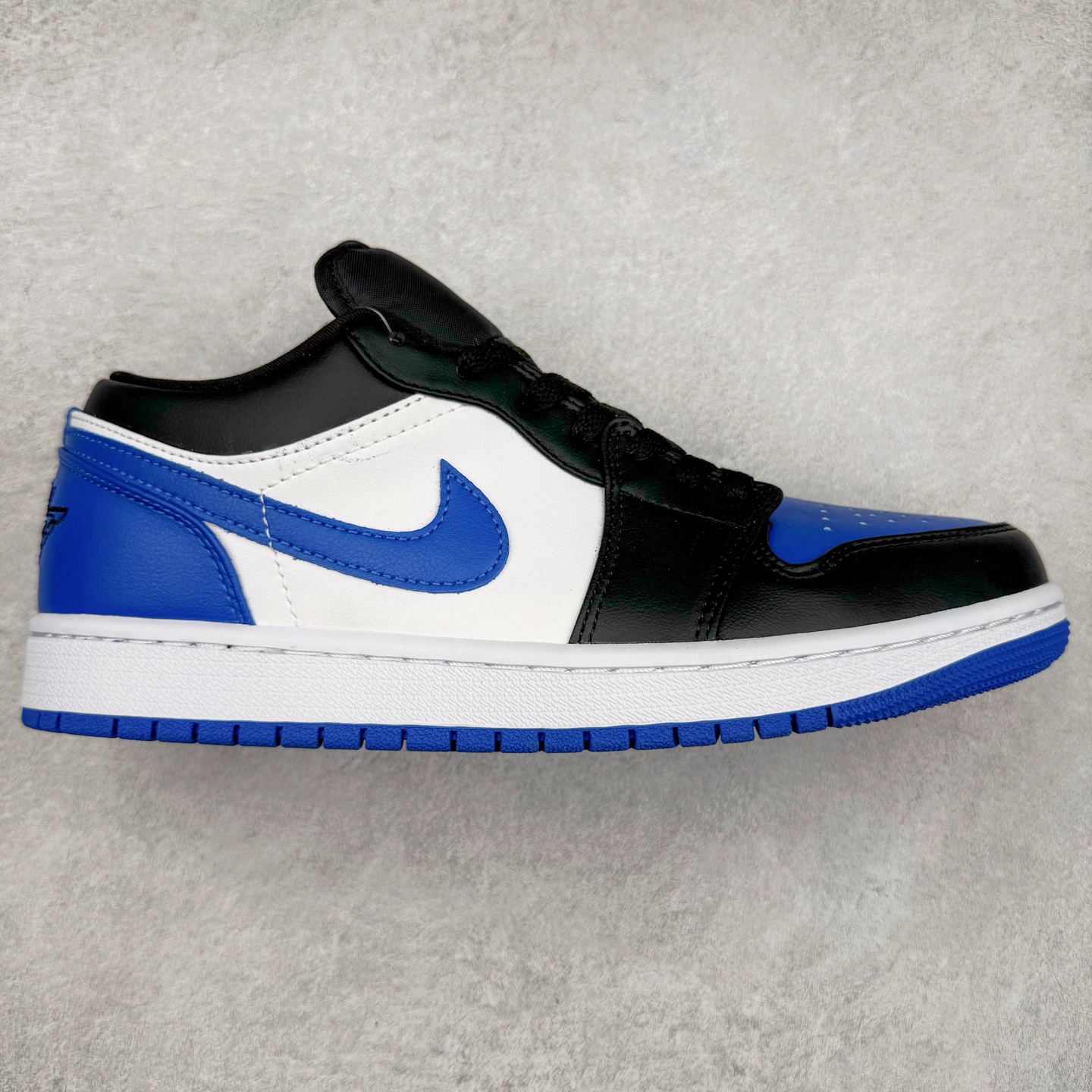 图片[4]-＃福利特价 Air Jordan AJ1 Low 低帮系列 百分百全新货品 零氧化发霉 给足利润空间操作 超乎所想的高性价比 原装楦头纸板开发 完美鞋型 超高清洁度 鞋型不臃肿别扭 原厂内置全掌气垫 A模大底 鞋舌AJ原厂专用牛津布 AJ专用反口珍珠布 原厂无杂质高弹内里海棉 特殊封边弹力鞋带 原鞋开模 拒绝公底 购置公司同步原材料 都有细节原汁原味 忠于原版 尺码：36 36.5 37.5 38 38.5 39 40 40.5 41 42 42.5 43 44 44.5 45 46-选品中心