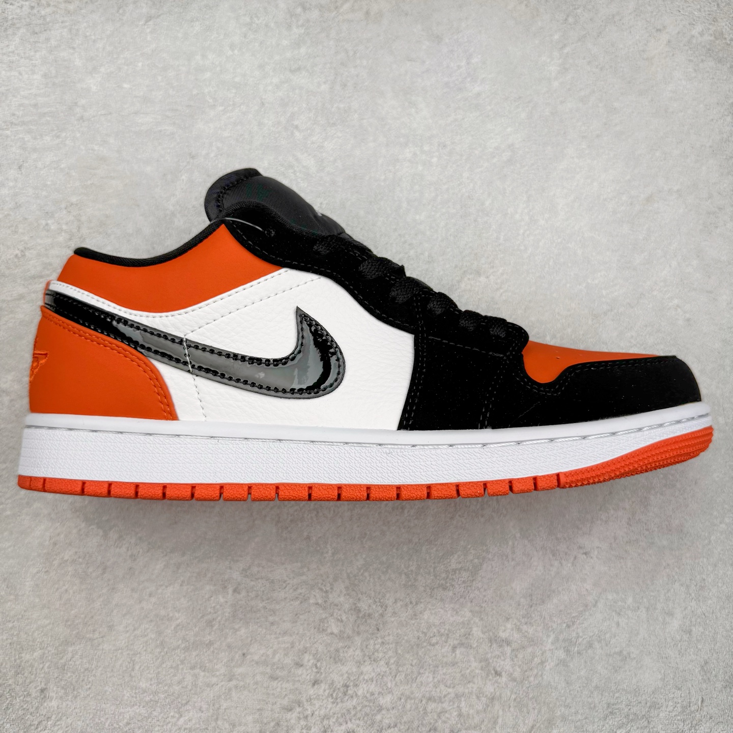 ＃福利特价 Air Jordan AJ1 Low 低帮系列 百分百全新货品 零氧化发霉 给足利润空间操作 超乎所想的高性价比 原装楦头纸板开发 完美鞋型 超高清洁度 鞋型不臃肿别扭 原厂内置全掌气垫 A模大底 鞋舌AJ原厂专用牛津布 AJ专用反口珍珠布 原厂无杂质高弹内里海棉 特殊封边弹力鞋带 原鞋开模 拒绝公底 购置公司同步原材料 都有细节原汁原味 忠于原版 尺码：36 36.5 37.5 38 38.5 39 40 40.5 41 42 42.5 43 44 44.5 45 46-选品中心