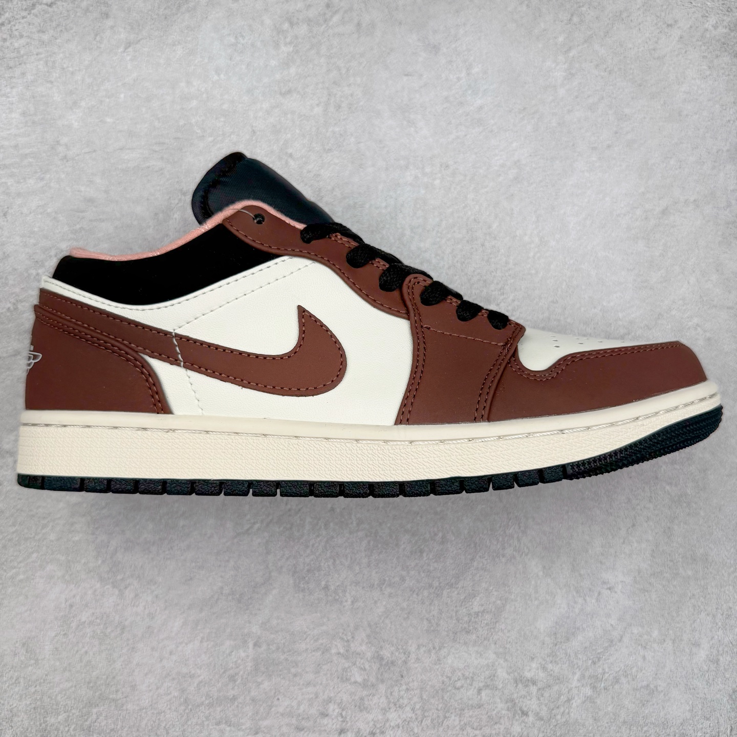 图片[8]-＃福利特价 Air Jordan AJ1 Low 低帮系列 百分百全新货品 零氧化发霉 给足利润空间操作 超乎所想的高性价比 原装楦头纸板开发 完美鞋型 超高清洁度 鞋型不臃肿别扭 原厂内置全掌气垫 A模大底 鞋舌AJ原厂专用牛津布 AJ专用反口珍珠布 原厂无杂质高弹内里海棉 特殊封边弹力鞋带 原鞋开模 拒绝公底 购置公司同步原材料 都有细节原汁原味 忠于原版 尺码：36 36.5 37.5 38 38.5 39 40 40.5 41 42 42.5 43 44 44.5 45 46-选品中心