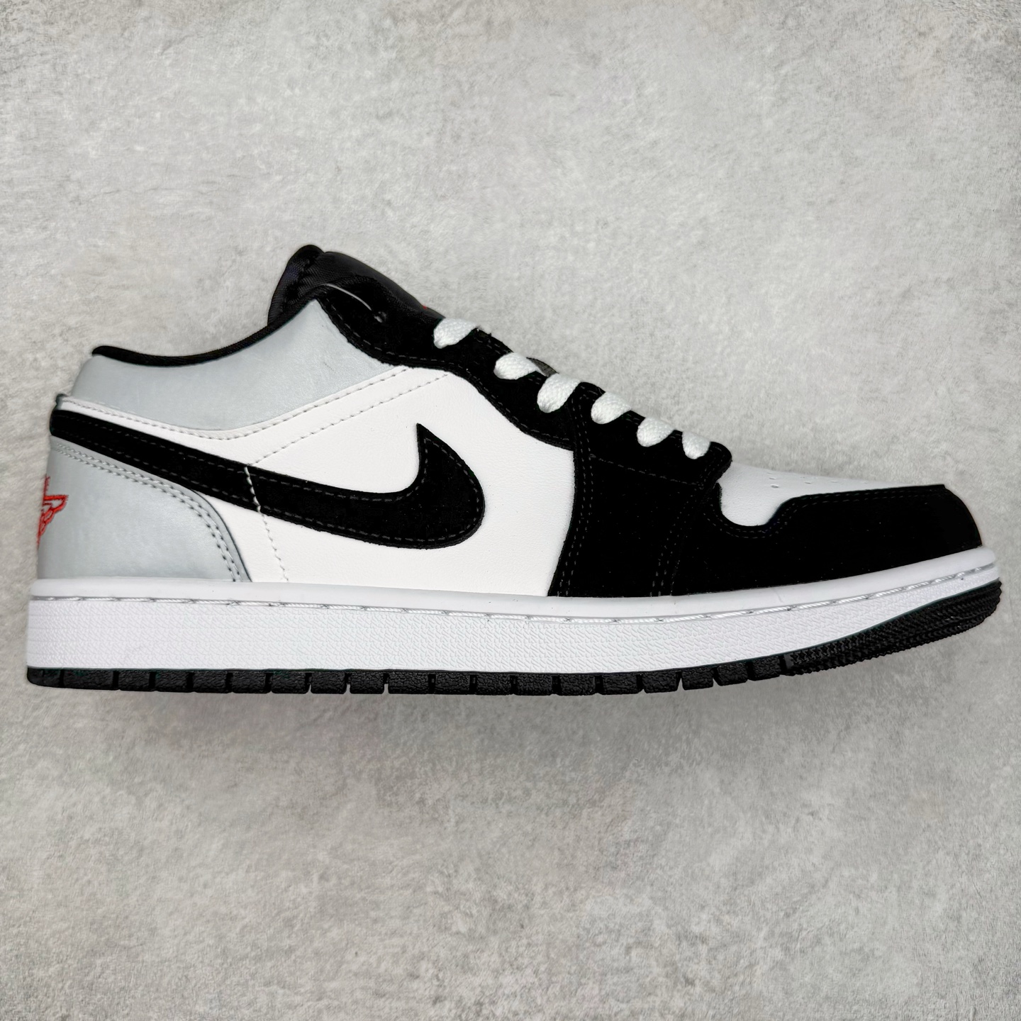 图片[5]-＃福利特价 Air Jordan AJ1 Low 低帮系列 百分百全新货品 零氧化发霉 给足利润空间操作 超乎所想的高性价比 原装楦头纸板开发 完美鞋型 超高清洁度 鞋型不臃肿别扭 原厂内置全掌气垫 A模大底 鞋舌AJ原厂专用牛津布 AJ专用反口珍珠布 原厂无杂质高弹内里海棉 特殊封边弹力鞋带 原鞋开模 拒绝公底 购置公司同步原材料 都有细节原汁原味 忠于原版 尺码：36 36.5 37.5 38 38.5 39 40 40.5 41 42 42.5 43 44 44.5 45 46-选品中心