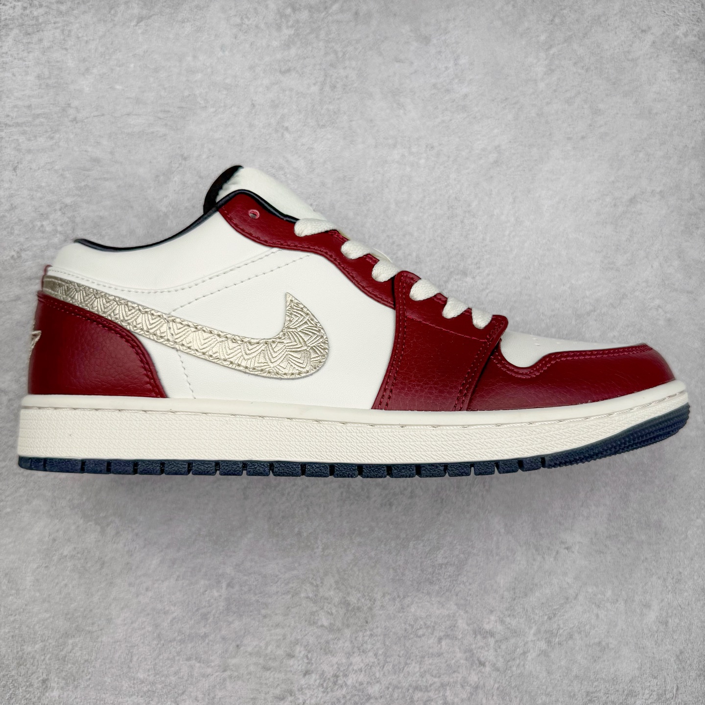 图片[2]-＃福利特价 Air Jordan AJ1 Low 低帮系列 百分百全新货品 零氧化发霉 给足利润空间操作 超乎所想的高性价比 原装楦头纸板开发 完美鞋型 超高清洁度 鞋型不臃肿别扭 原厂内置全掌气垫 A模大底 鞋舌AJ原厂专用牛津布 AJ专用反口珍珠布 原厂无杂质高弹内里海棉 特殊封边弹力鞋带 原鞋开模 拒绝公底 购置公司同步原材料 都有细节原汁原味 忠于原版 尺码：36 36.5 37.5 38 38.5 39 40 40.5 41 42 42.5 43 44 44.5 45 46-选品中心