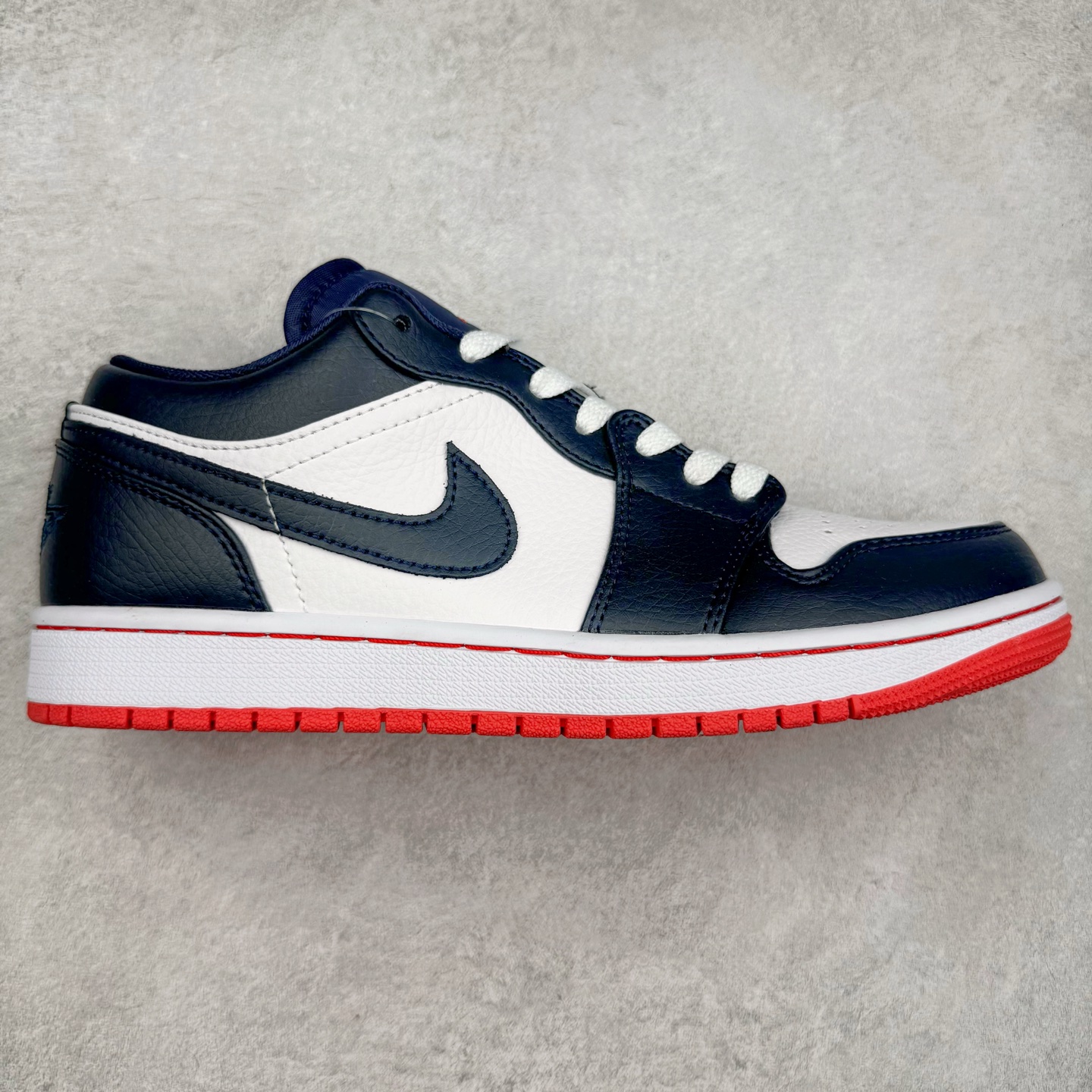 图片[9]-＃福利特价 Air Jordan AJ1 Low 低帮系列 百分百全新货品 零氧化发霉 给足利润空间操作 超乎所想的高性价比 原装楦头纸板开发 完美鞋型 超高清洁度 鞋型不臃肿别扭 原厂内置全掌气垫 A模大底 鞋舌AJ原厂专用牛津布 AJ专用反口珍珠布 原厂无杂质高弹内里海棉 特殊封边弹力鞋带 原鞋开模 拒绝公底 购置公司同步原材料 都有细节原汁原味 忠于原版 尺码：36 36.5 37.5 38 38.5 39 40 40.5 41 42 42.5 43 44 44.5 45 46-选品中心