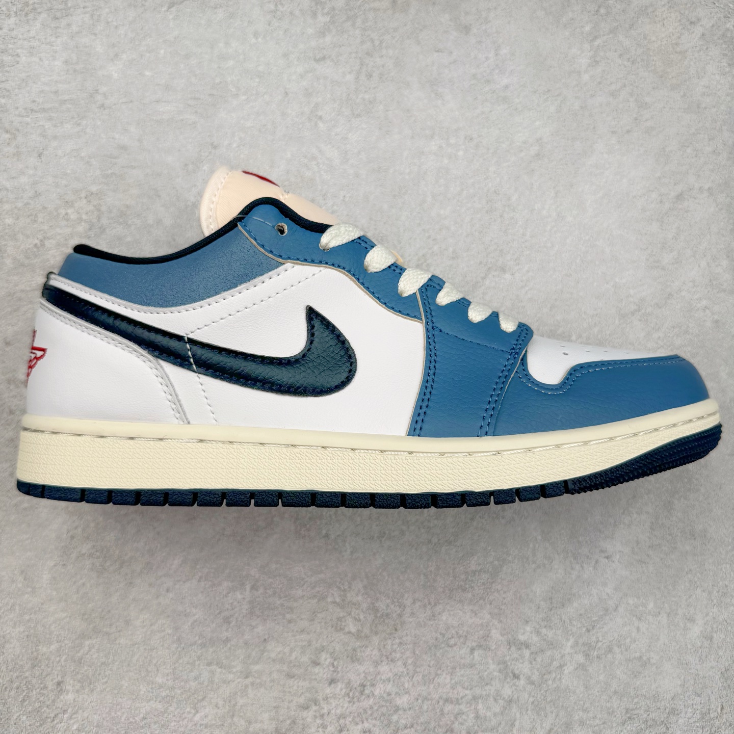 图片[3]-＃福利特价 Air Jordan AJ1 Low 低帮系列 百分百全新货品 零氧化发霉 给足利润空间操作 超乎所想的高性价比 原装楦头纸板开发 完美鞋型 超高清洁度 鞋型不臃肿别扭 原厂内置全掌气垫 A模大底 鞋舌AJ原厂专用牛津布 AJ专用反口珍珠布 原厂无杂质高弹内里海棉 特殊封边弹力鞋带 原鞋开模 拒绝公底 购置公司同步原材料 都有细节原汁原味 忠于原版 尺码：36 36.5 37.5 38 38.5 39 40 40.5 41 42 42.5 43 44 44.5 45 46-选品中心