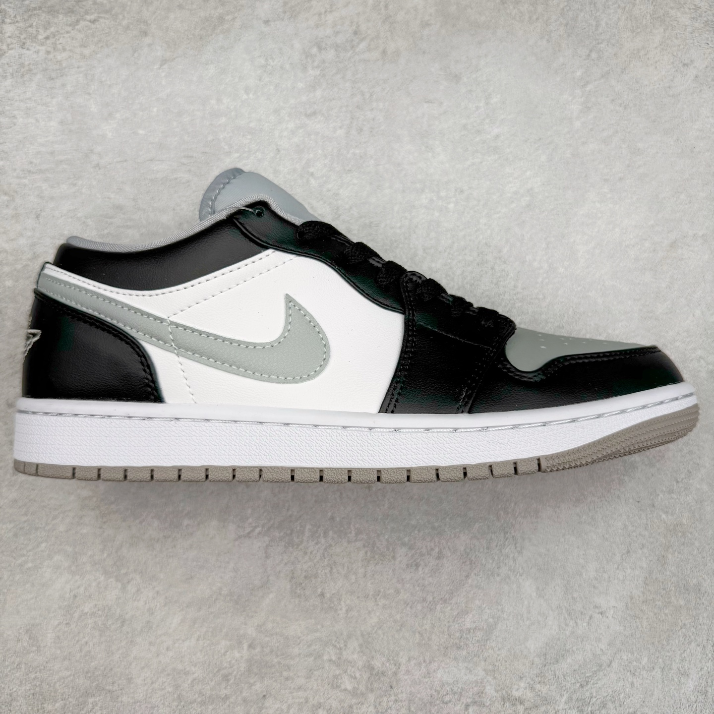 ＃福利特价 Air Jordan AJ1 Low 低帮系列 百分百全新货品 零氧化发霉 给足利润空间操作 超乎所想的高性价比 原装楦头纸板开发 完美鞋型 超高清洁度 鞋型不臃肿别扭 原厂内置全掌气垫 A模大底 鞋舌AJ原厂专用牛津布 AJ专用反口珍珠布 原厂无杂质高弹内里海棉 特殊封边弹力鞋带 原鞋开模 拒绝公底 购置公司同步原材料 都有细节原汁原味 忠于原版 尺码：36 36.5 37.5 38 38.5 39 40 40.5 41 42 42.5 43 44 44.5 45 46-选品中心