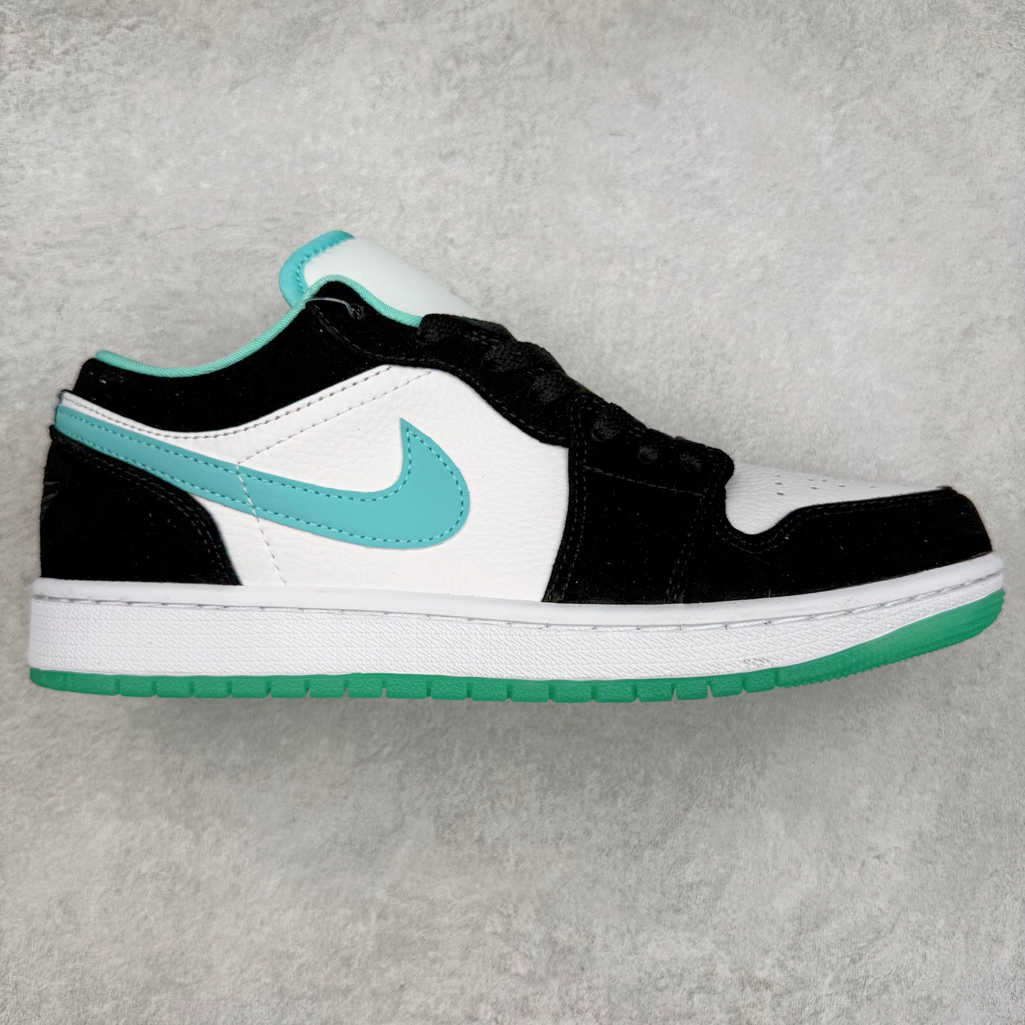 图片[2]-＃福利特价 Air Jordan AJ1 Low 低帮系列 百分百全新货品 零氧化发霉 给足利润空间操作 超乎所想的高性价比 原装楦头纸板开发 完美鞋型 超高清洁度 鞋型不臃肿别扭 原厂内置全掌气垫 A模大底 鞋舌AJ原厂专用牛津布 AJ专用反口珍珠布 原厂无杂质高弹内里海棉 特殊封边弹力鞋带 原鞋开模 拒绝公底 购置公司同步原材料 都有细节原汁原味 忠于原版 尺码：36 36.5 37.5 38 38.5 39 40 40.5 41 42 42.5 43 44 44.5 45 46-选品中心