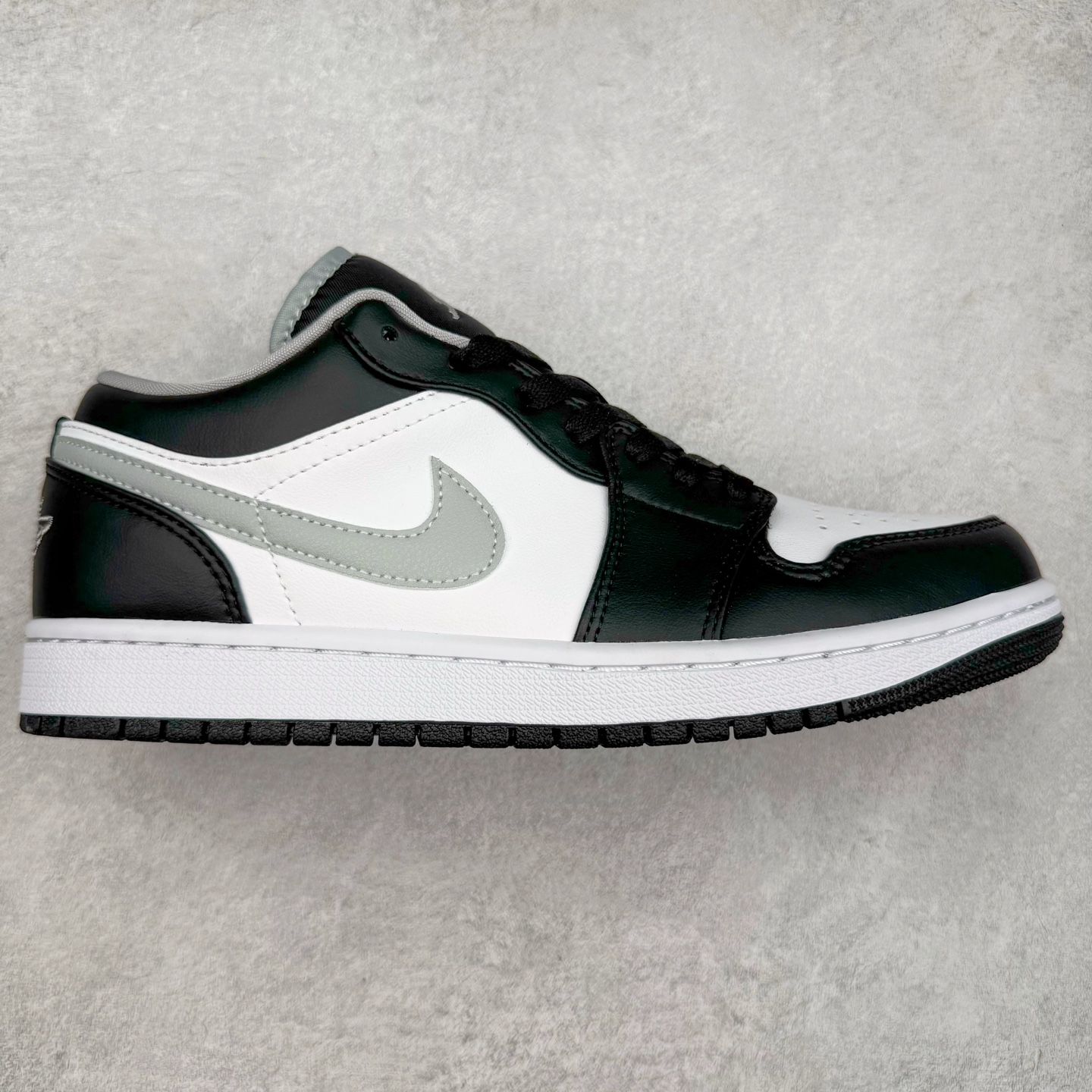 图片[5]-＃福利特价 Air Jordan AJ1 Low 低帮系列 百分百全新货品 零氧化发霉 给足利润空间操作 超乎所想的高性价比 原装楦头纸板开发 完美鞋型 超高清洁度 鞋型不臃肿别扭 原厂内置全掌气垫 A模大底 鞋舌AJ原厂专用牛津布 AJ专用反口珍珠布 原厂无杂质高弹内里海棉 特殊封边弹力鞋带 原鞋开模 拒绝公底 购置公司同步原材料 都有细节原汁原味 忠于原版 尺码：36 36.5 37.5 38 38.5 39 40 40.5 41 42 42.5 43 44 44.5 45 46-选品中心