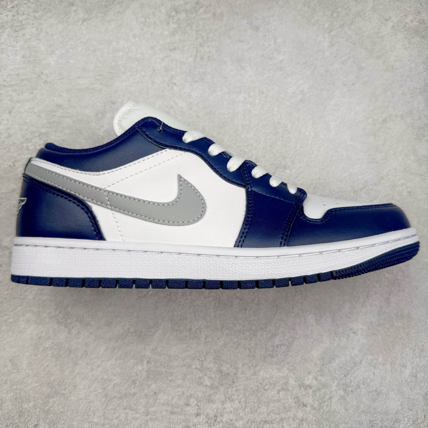 图片[8]-＃福利特价 Air Jordan AJ1 Low 低帮系列 百分百全新货品 零氧化发霉 给足利润空间操作 超乎所想的高性价比 原装楦头纸板开发 完美鞋型 超高清洁度 鞋型不臃肿别扭 原厂内置全掌气垫 A模大底 鞋舌AJ原厂专用牛津布 AJ专用反口珍珠布 原厂无杂质高弹内里海棉 特殊封边弹力鞋带 原鞋开模 拒绝公底 购置公司同步原材料 都有细节原汁原味 忠于原版 尺码：36 36.5 37.5 38 38.5 39 40 40.5 41 42 42.5 43 44 44.5 45 46-选品中心