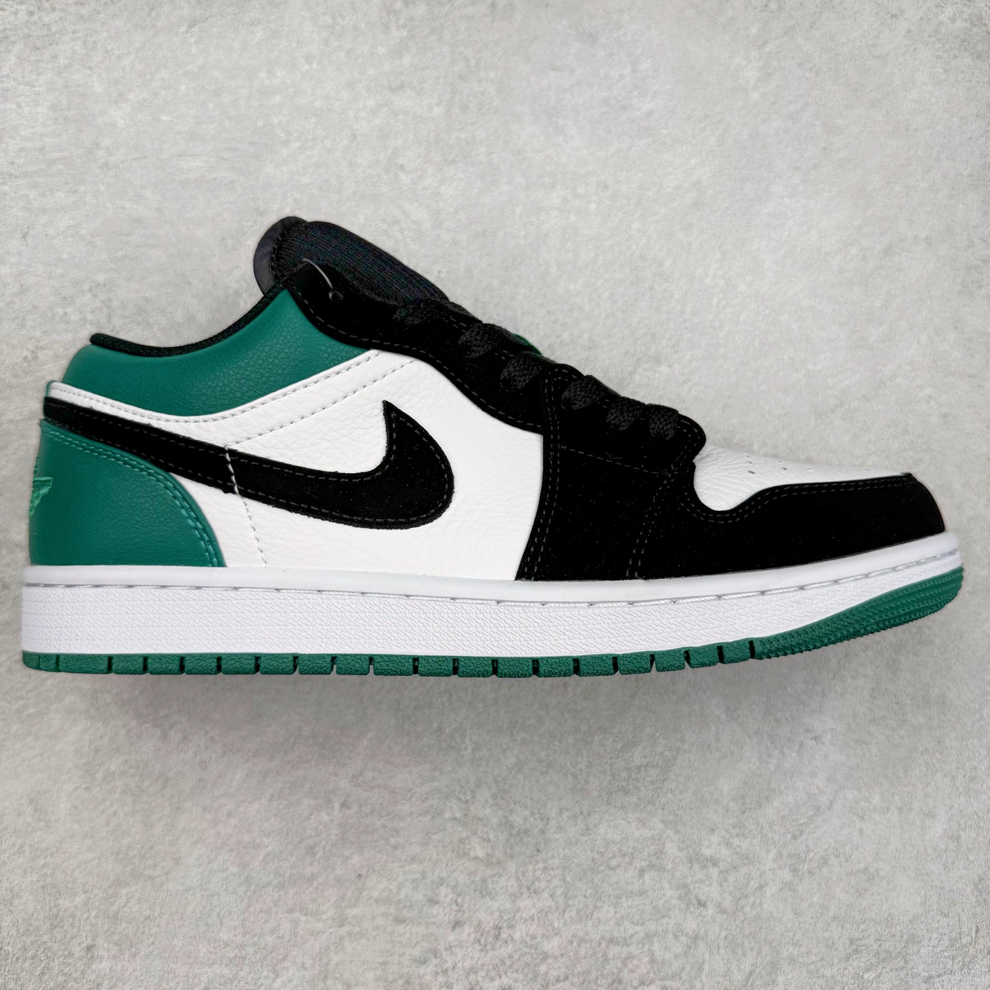 图片[2]-＃福利特价 Air Jordan AJ1 Low 低帮系列 百分百全新货品 零氧化发霉 给足利润空间操作 超乎所想的高性价比 原装楦头纸板开发 完美鞋型 超高清洁度 鞋型不臃肿别扭 原厂内置全掌气垫 A模大底 鞋舌AJ原厂专用牛津布 AJ专用反口珍珠布 原厂无杂质高弹内里海棉 特殊封边弹力鞋带 原鞋开模 拒绝公底 购置公司同步原材料 都有细节原汁原味 忠于原版 尺码：36 36.5 37.5 38 38.5 39 40 40.5 41 42 42.5 43 44 44.5 45 46-选品中心