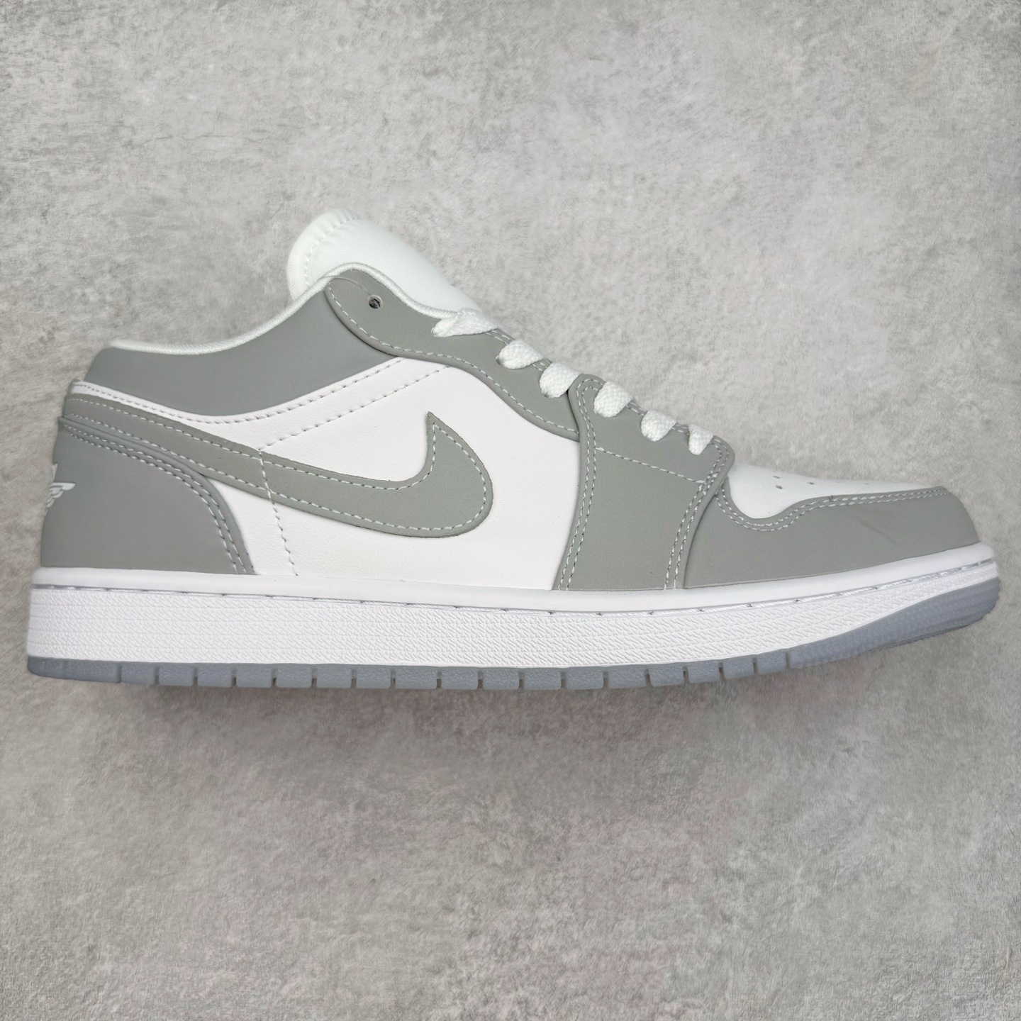 ＃福利特价 Air Jordan AJ1 Low 低帮系列 百分百全新货品 零氧化发霉 给足利润空间操作 超乎所想的高性价比 原装楦头纸板开发 完美鞋型 超高清洁度 鞋型不臃肿别扭 原厂内置全掌气垫 A模大底 鞋舌AJ原厂专用牛津布 AJ专用反口珍珠布 原厂无杂质高弹内里海棉 特殊封边弹力鞋带 原鞋开模 拒绝公底 购置公司同步原材料 都有细节原汁原味 忠于原版 尺码：36 36.5 37.5 38 38.5 39 40 40.5 41 42 42.5 43 44 44.5 45 46-选品中心