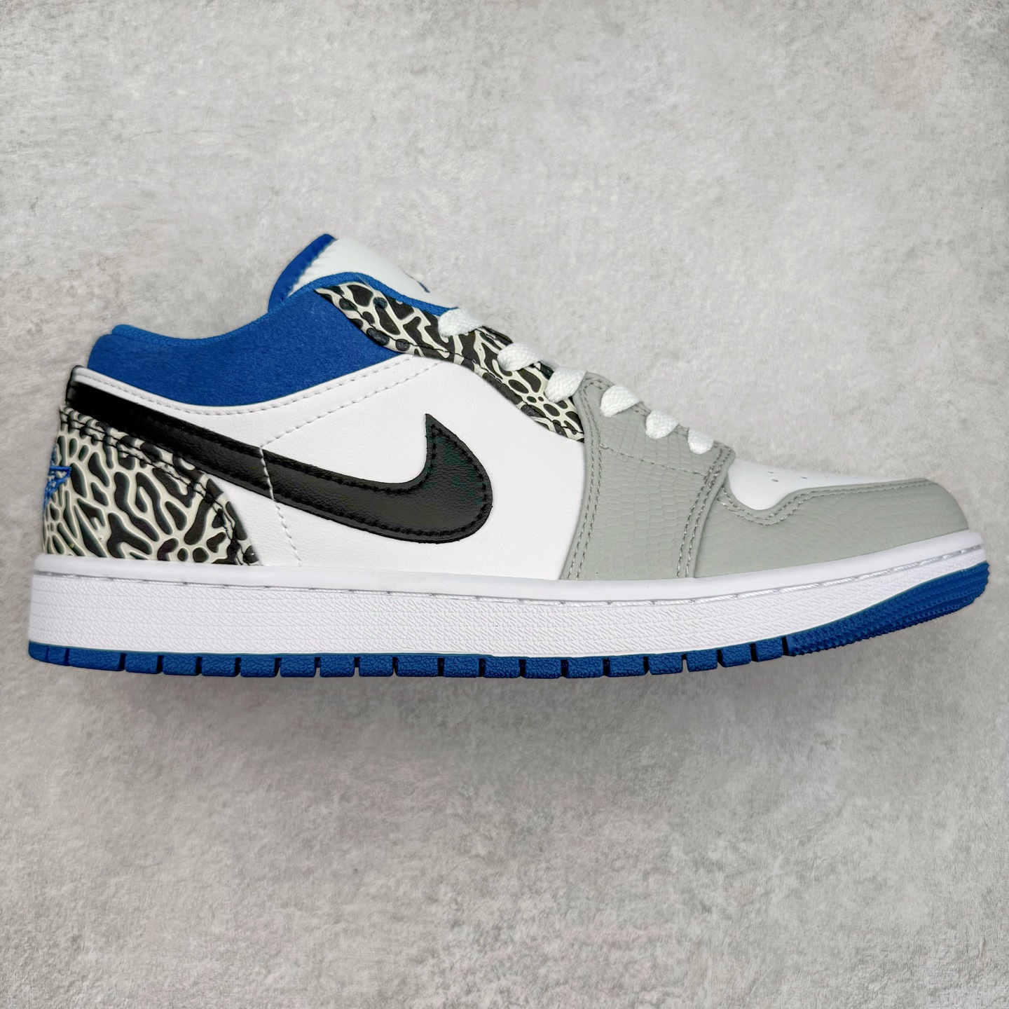 图片[5]-＃福利特价 Air Jordan AJ1 Low 低帮系列 百分百全新货品 零氧化发霉 给足利润空间操作 超乎所想的高性价比 原装楦头纸板开发 完美鞋型 超高清洁度 鞋型不臃肿别扭 原厂内置全掌气垫 A模大底 鞋舌AJ原厂专用牛津布 AJ专用反口珍珠布 原厂无杂质高弹内里海棉 特殊封边弹力鞋带 原鞋开模 拒绝公底 购置公司同步原材料 都有细节原汁原味 忠于原版 尺码：36 36.5 37.5 38 38.5 39 40 40.5 41 42 42.5 43 44 44.5 45 46-选品中心