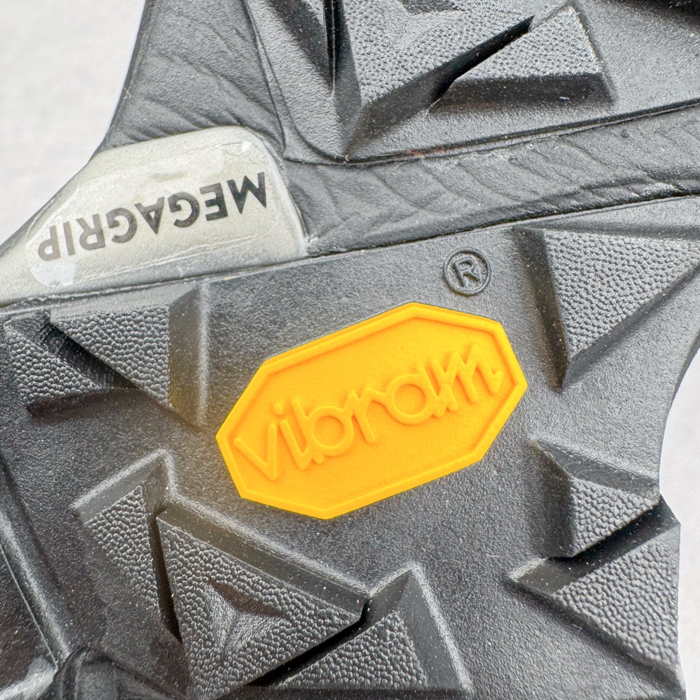 图片[17]-KAILAS FUGA DU BOA 凯乐石 黑山大坡王越野机能跑鞋 这双黑山整体呈现了多样的黑灰银搭配 鞋面主体部分采用网状薄翼材质中底是大坡王最具特色的山形结构 鞋带采用 BOA 旋钮快速穿脱系统 Vibram Megagrip 延续大坡王超强抓地 多重元素组合而成的造型和颜色设计让整双鞋观感丰富而又统一 整双鞋的技术和材料应用使得科技感十足颜色和脚感适合各类场景和场所穿着！ 尺码：36 36.5 37 37.5 38 39 39.5 40 41 41.5 42 42.5 43 44 44.5 45-选品中心