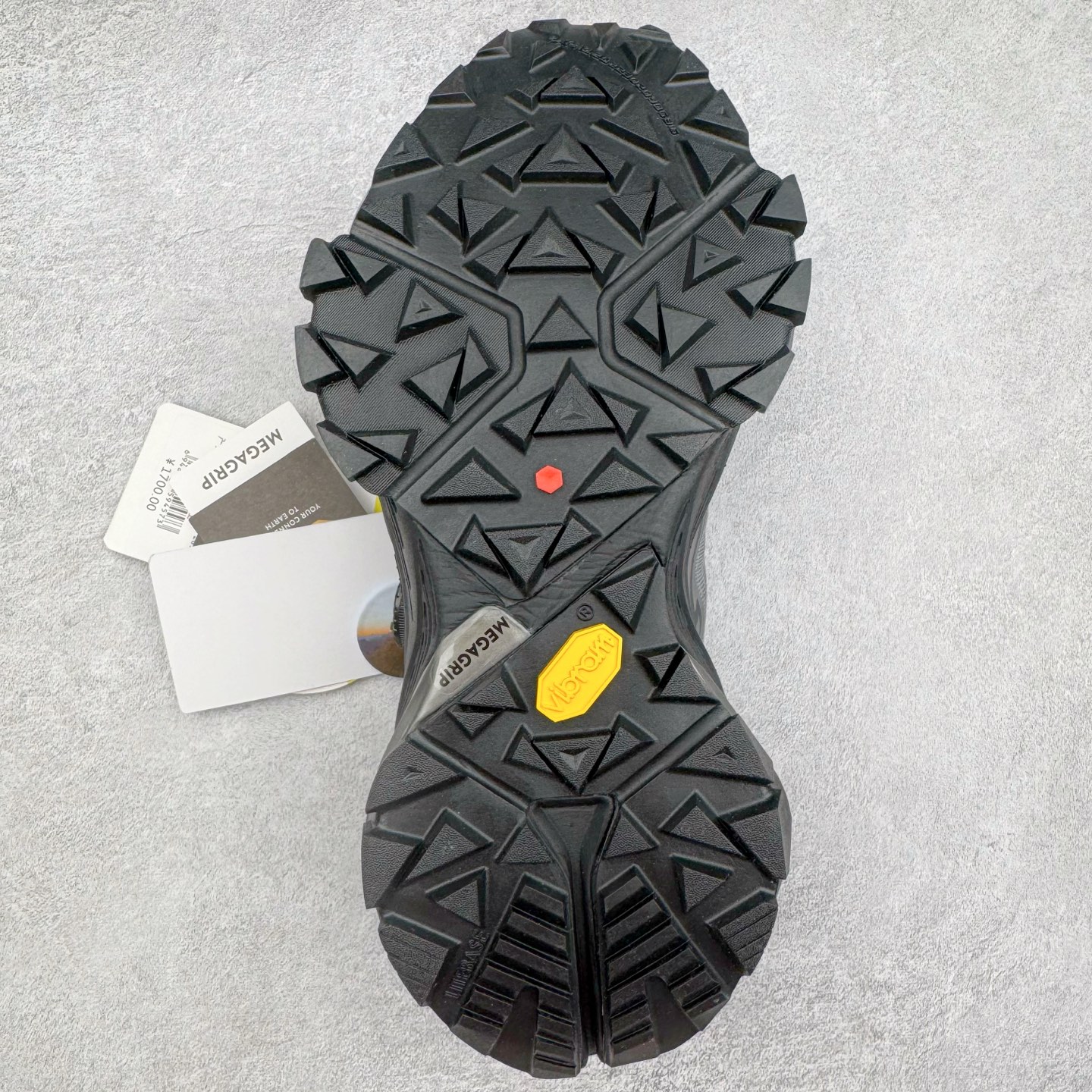 图片[9]-KAILAS FUGA DU BOA 凯乐石 黑山大坡王越野机能跑鞋 这双黑山整体呈现了多样的黑灰银搭配 鞋面主体部分采用网状薄翼材质中底是大坡王最具特色的山形结构 鞋带采用 BOA 旋钮快速穿脱系统 Vibram Megagrip 延续大坡王超强抓地 多重元素组合而成的造型和颜色设计让整双鞋观感丰富而又统一 整双鞋的技术和材料应用使得科技感十足颜色和脚感适合各类场景和场所穿着！ 尺码：36 36.5 37 37.5 38 39 39.5 40 41 41.5 42 42.5 43 44 44.5 45-选品中心