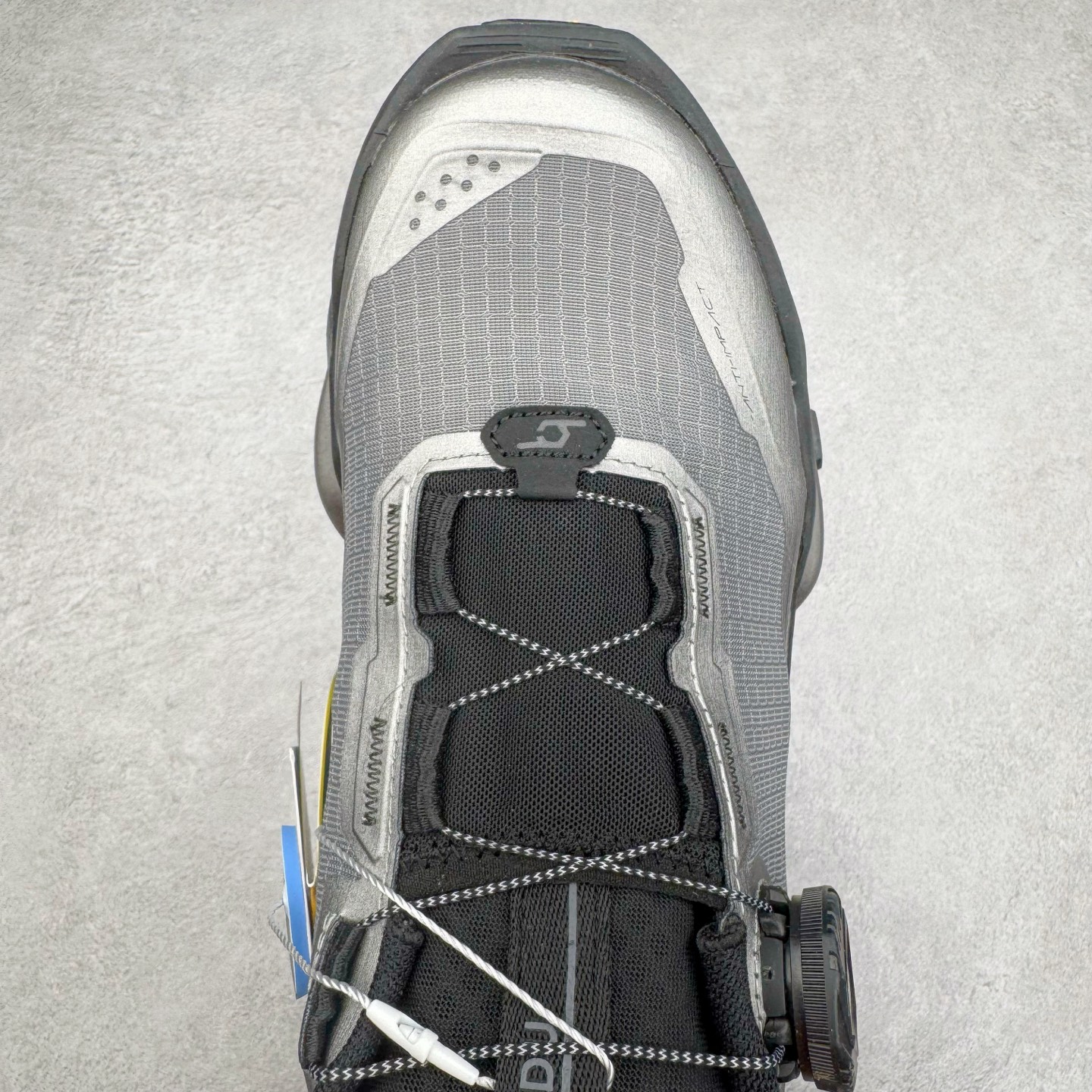 图片[4]-KAILAS FUGA DU BOA 凯乐石 黑山大坡王越野机能跑鞋 这双黑山整体呈现了多样的黑灰银搭配 鞋面主体部分采用网状薄翼材质中底是大坡王最具特色的山形结构 鞋带采用 BOA 旋钮快速穿脱系统 Vibram Megagrip 延续大坡王超强抓地 多重元素组合而成的造型和颜色设计让整双鞋观感丰富而又统一 整双鞋的技术和材料应用使得科技感十足颜色和脚感适合各类场景和场所穿着！ 尺码：36 36.5 37 37.5 38 39 39.5 40 41 41.5 42 42.5 43 44 44.5 45-选品中心