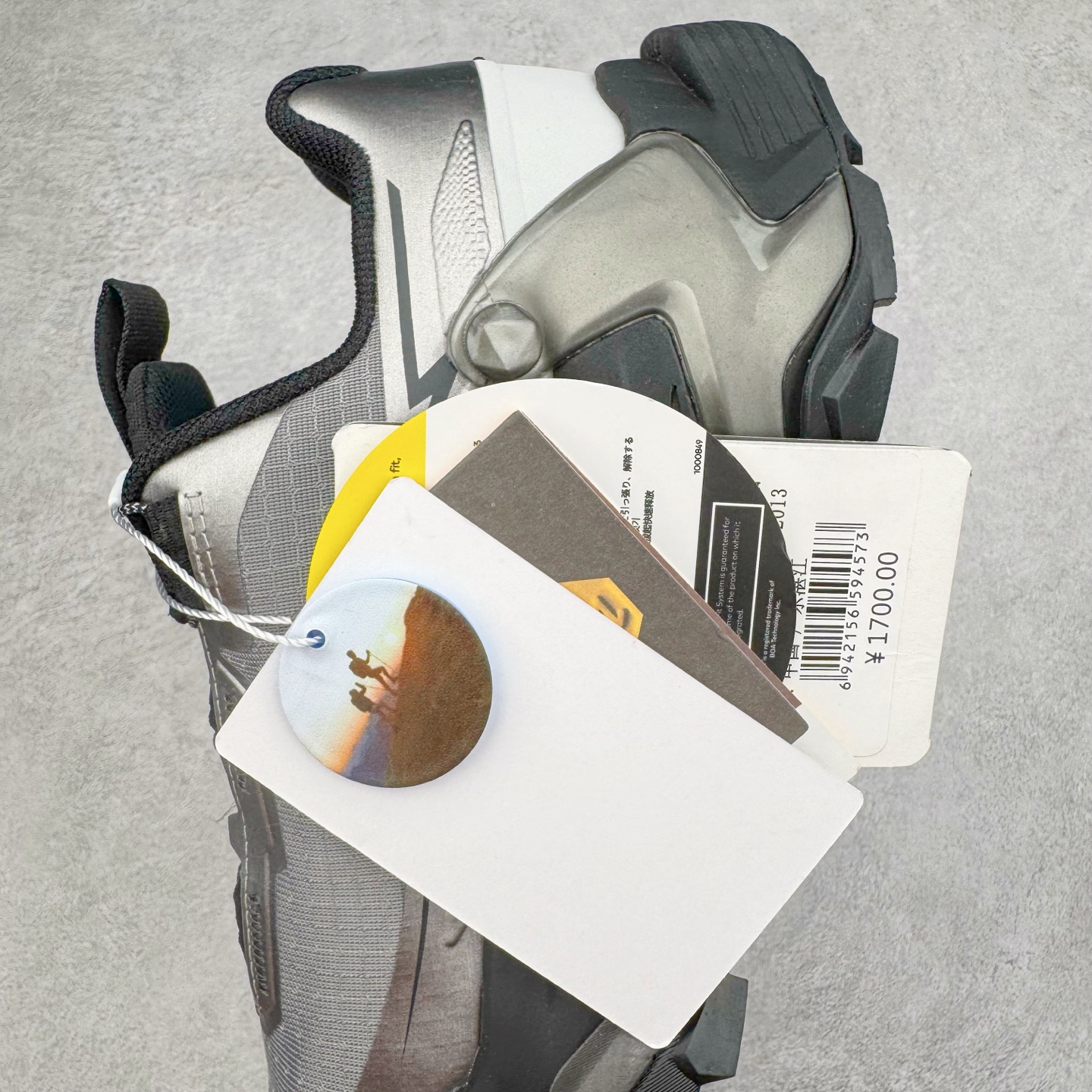 图片[7]-KAILAS FUGA DU BOA 凯乐石 黑山大坡王越野机能跑鞋 这双黑山整体呈现了多样的黑灰银搭配 鞋面主体部分采用网状薄翼材质中底是大坡王最具特色的山形结构 鞋带采用 BOA 旋钮快速穿脱系统 Vibram Megagrip 延续大坡王超强抓地 多重元素组合而成的造型和颜色设计让整双鞋观感丰富而又统一 整双鞋的技术和材料应用使得科技感十足颜色和脚感适合各类场景和场所穿着！ 尺码：36 36.5 37 37.5 38 39 39.5 40 41 41.5 42 42.5 43 44 44.5 45-选品中心