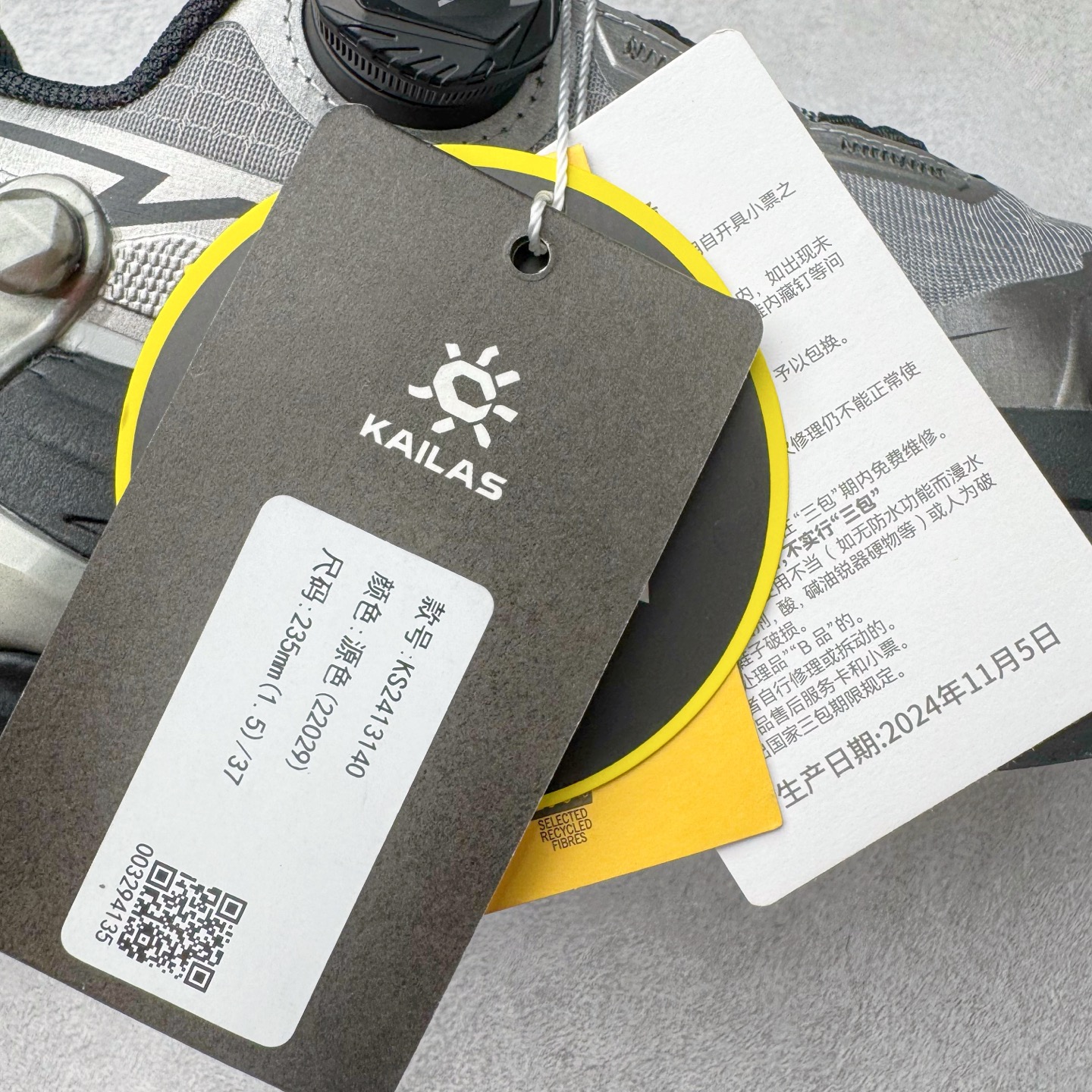 图片[10]-KAILAS FUGA DU BOA 凯乐石 黑山大坡王越野机能跑鞋 这双黑山整体呈现了多样的黑灰银搭配 鞋面主体部分采用网状薄翼材质中底是大坡王最具特色的山形结构 鞋带采用 BOA 旋钮快速穿脱系统 Vibram Megagrip 延续大坡王超强抓地 多重元素组合而成的造型和颜色设计让整双鞋观感丰富而又统一 整双鞋的技术和材料应用使得科技感十足颜色和脚感适合各类场景和场所穿着！ 尺码：36 36.5 37 37.5 38 39 39.5 40 41 41.5 42 42.5 43 44 44.5 45-选品中心