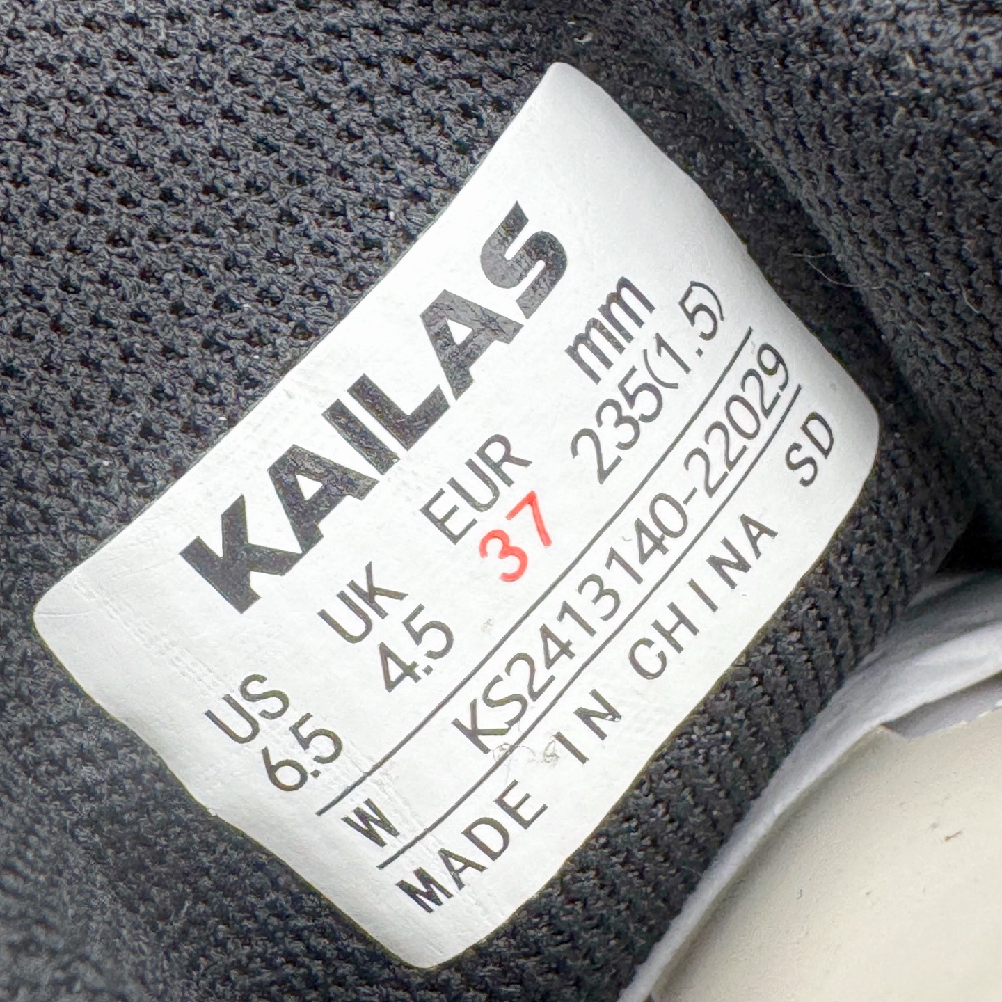 图片[18]-KAILAS FUGA DU BOA 凯乐石 黑山大坡王越野机能跑鞋 这双黑山整体呈现了多样的黑灰银搭配 鞋面主体部分采用网状薄翼材质中底是大坡王最具特色的山形结构 鞋带采用 BOA 旋钮快速穿脱系统 Vibram Megagrip 延续大坡王超强抓地 多重元素组合而成的造型和颜色设计让整双鞋观感丰富而又统一 整双鞋的技术和材料应用使得科技感十足颜色和脚感适合各类场景和场所穿着！ 尺码：36 36.5 37 37.5 38 39 39.5 40 41 41.5 42 42.5 43 44 44.5 45-选品中心