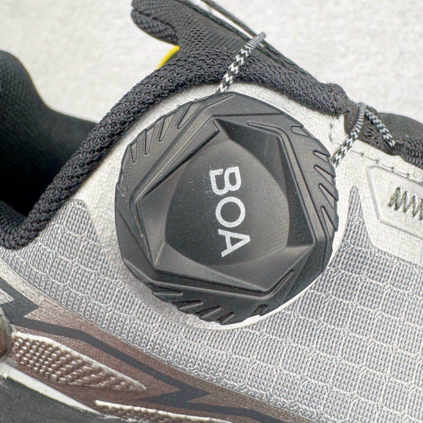 图片[15]-KAILAS FUGA DU BOA 凯乐石 黑山大坡王越野机能跑鞋 这双黑山整体呈现了多样的黑灰银搭配 鞋面主体部分采用网状薄翼材质中底是大坡王最具特色的山形结构 鞋带采用 BOA 旋钮快速穿脱系统 Vibram Megagrip 延续大坡王超强抓地 多重元素组合而成的造型和颜色设计让整双鞋观感丰富而又统一 整双鞋的技术和材料应用使得科技感十足颜色和脚感适合各类场景和场所穿着！ 尺码：36 36.5 37 37.5 38 39 39.5 40 41 41.5 42 42.5 43 44 44.5 45-选品中心