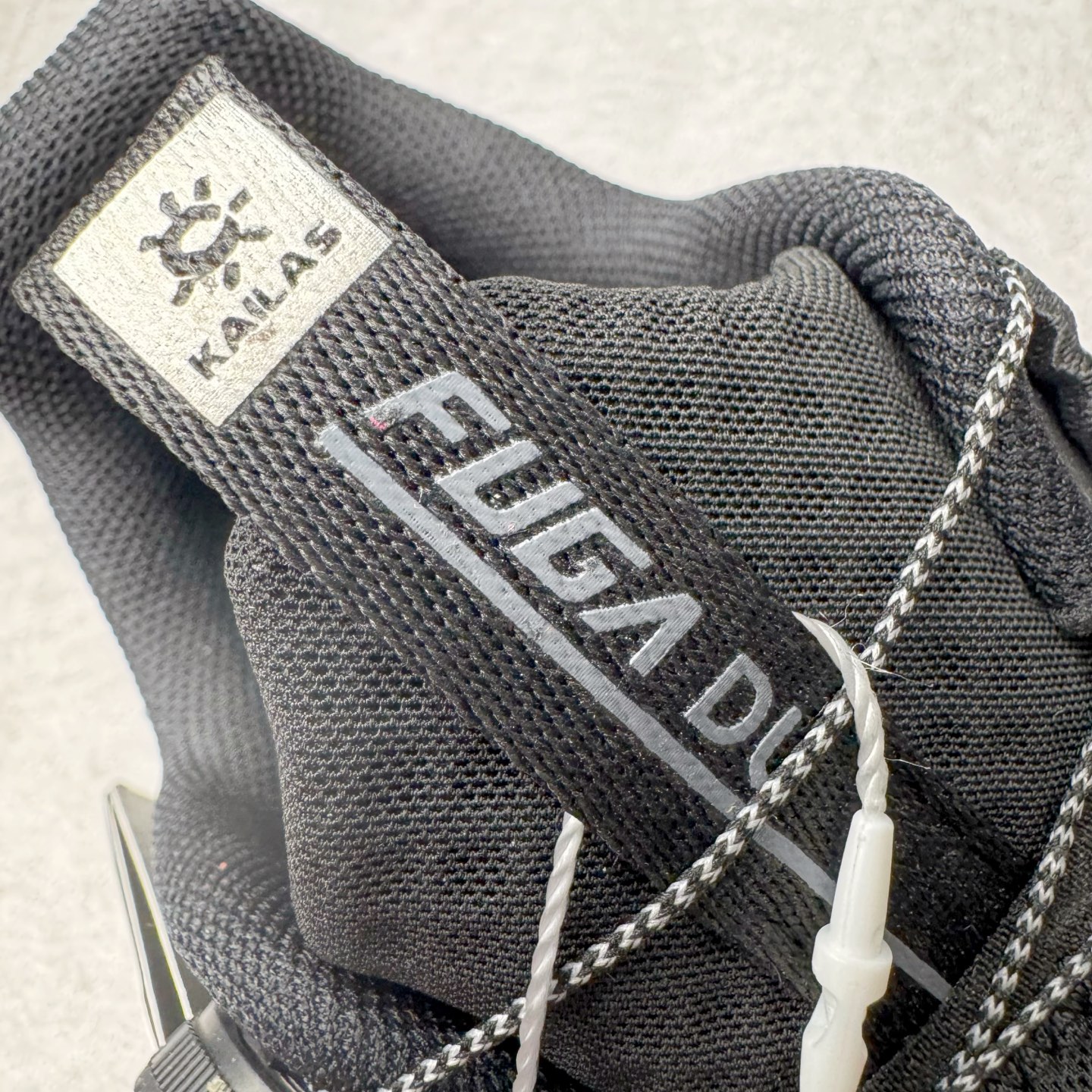 图片[11]-KAILAS FUGA DU BOA 凯乐石 黑山大坡王越野机能跑鞋 这双黑山整体呈现了多样的黑灰银搭配 鞋面主体部分采用网状薄翼材质中底是大坡王最具特色的山形结构 鞋带采用 BOA 旋钮快速穿脱系统 Vibram Megagrip 延续大坡王超强抓地 多重元素组合而成的造型和颜色设计让整双鞋观感丰富而又统一 整双鞋的技术和材料应用使得科技感十足颜色和脚感适合各类场景和场所穿着！ 尺码：36 36.5 37 37.5 38 39 39.5 40 41 41.5 42 42.5 43 44 44.5 45-选品中心