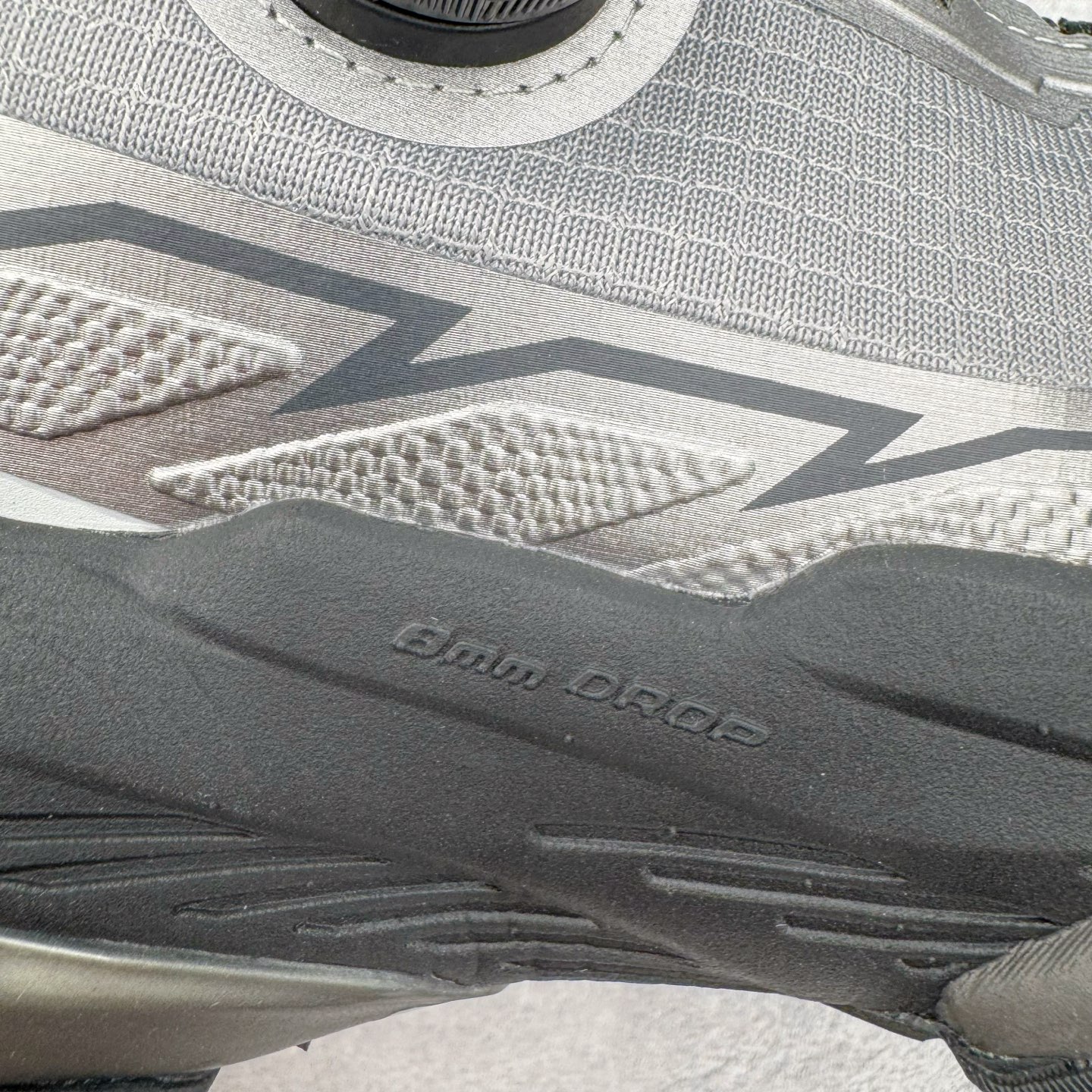 图片[16]-KAILAS FUGA DU BOA 凯乐石 黑山大坡王越野机能跑鞋 这双黑山整体呈现了多样的黑灰银搭配 鞋面主体部分采用网状薄翼材质中底是大坡王最具特色的山形结构 鞋带采用 BOA 旋钮快速穿脱系统 Vibram Megagrip 延续大坡王超强抓地 多重元素组合而成的造型和颜色设计让整双鞋观感丰富而又统一 整双鞋的技术和材料应用使得科技感十足颜色和脚感适合各类场景和场所穿着！ 尺码：36 36.5 37 37.5 38 39 39.5 40 41 41.5 42 42.5 43 44 44.5 45-选品中心